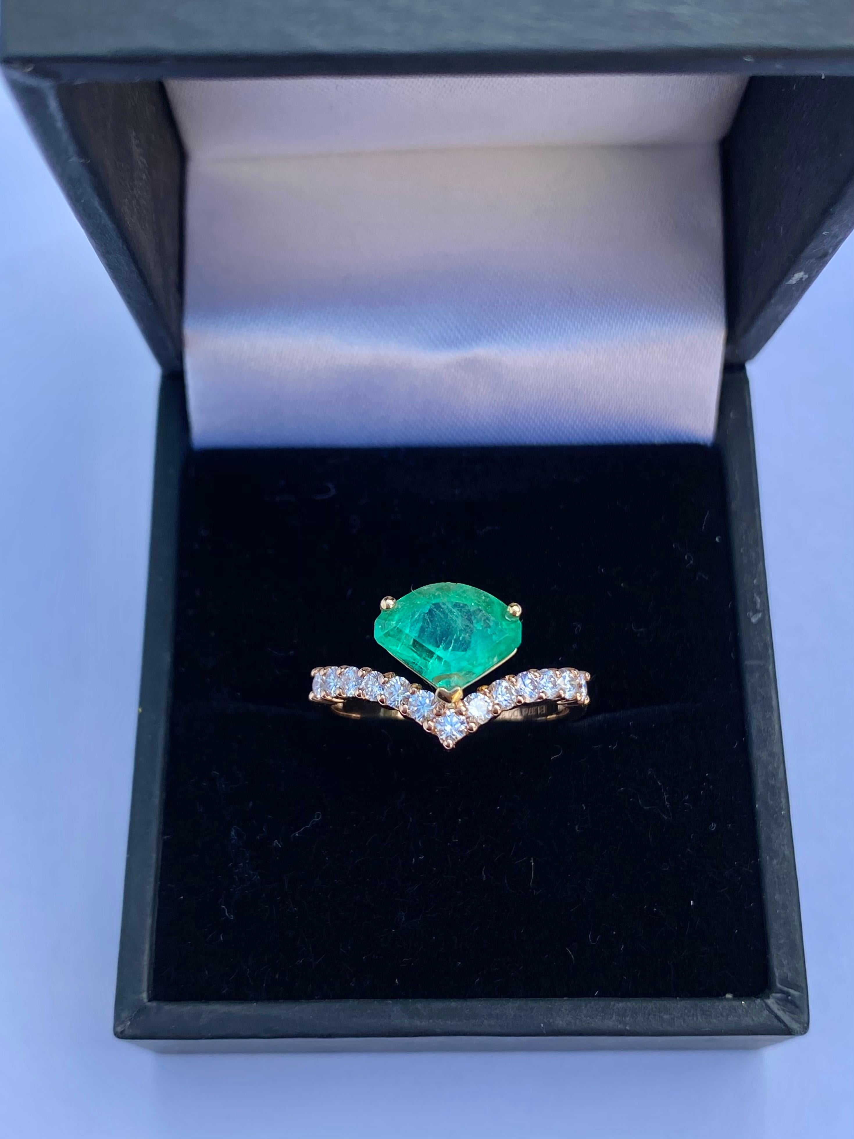 Art Deco Kite Shape Colombian Emerald in 18k Rose Gold Ring For Sale