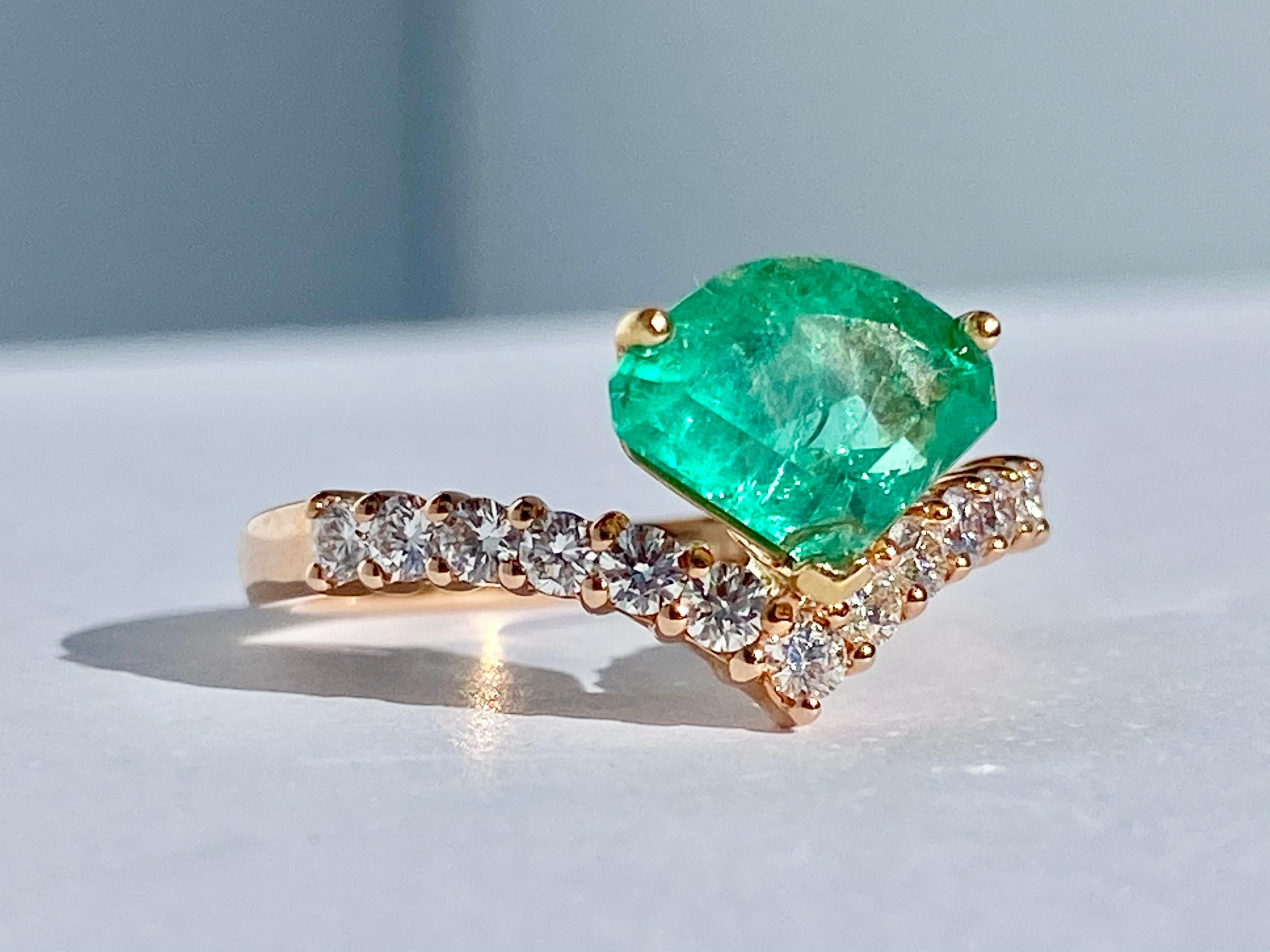 Kite Cut Kite Shape Colombian Emerald in 18k Rose Gold Ring For Sale