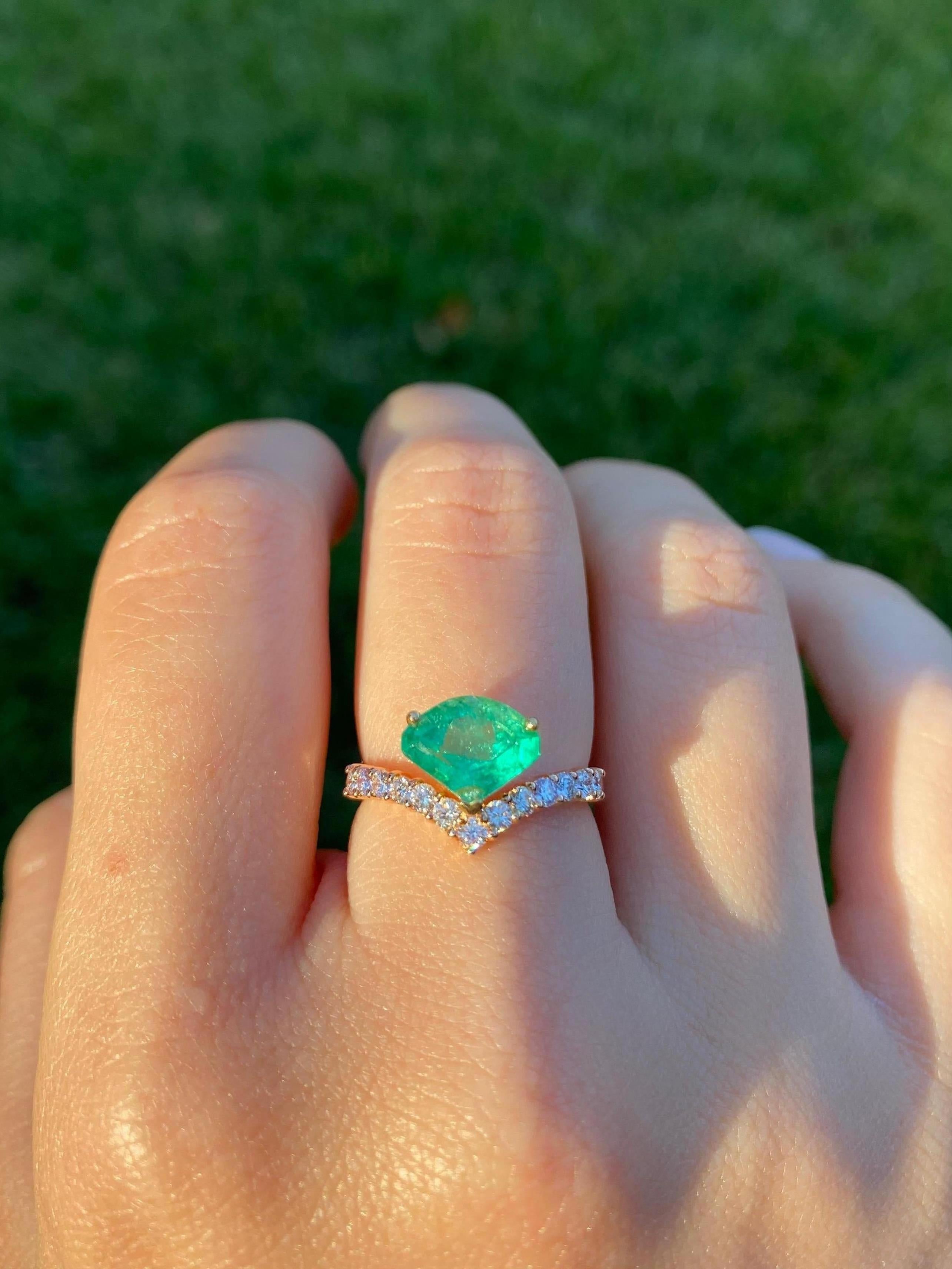 Kite Shape Colombian Emerald in 18k Rose Gold Ring In New Condition For Sale In Miami, FL