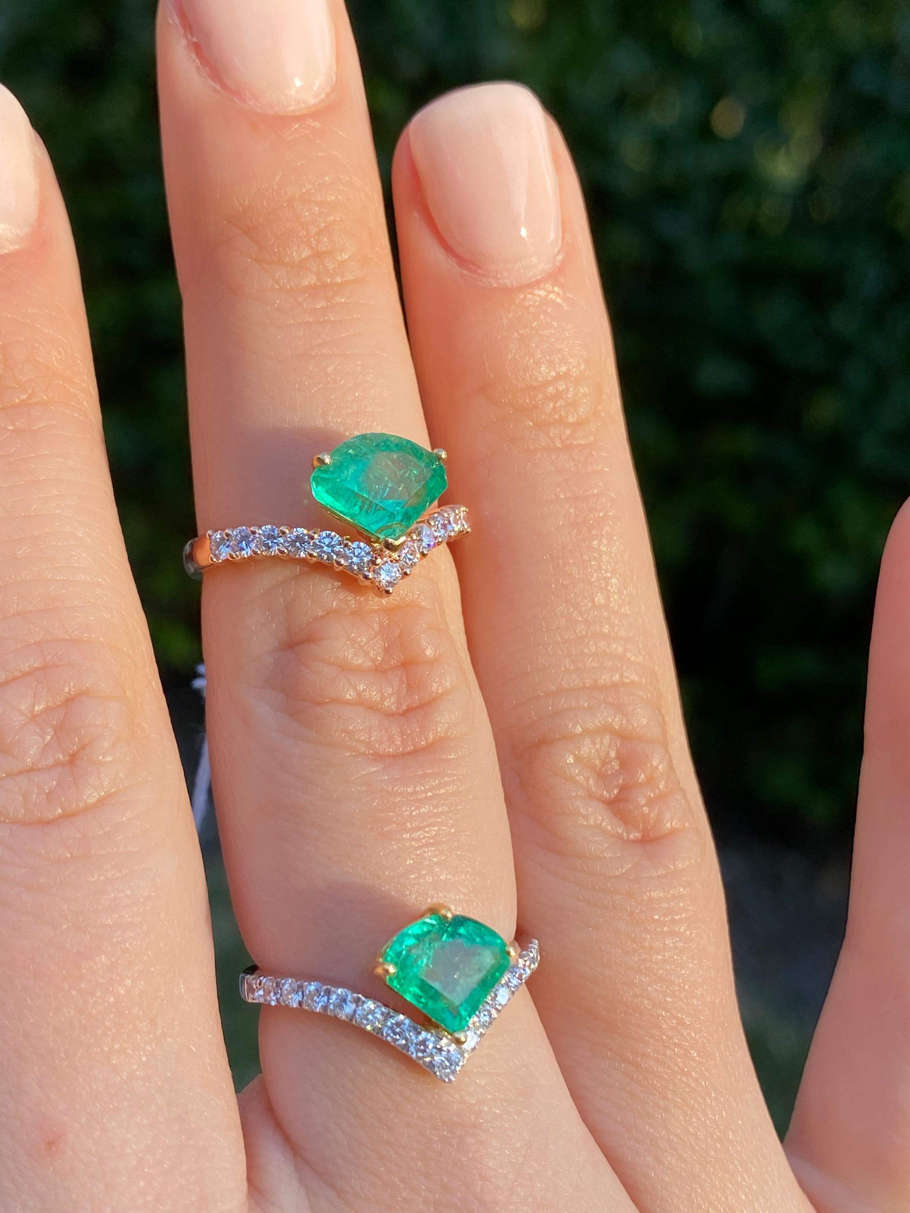 Women's or Men's Kite Shape Colombian Emerald in 18k Rose Gold Ring For Sale