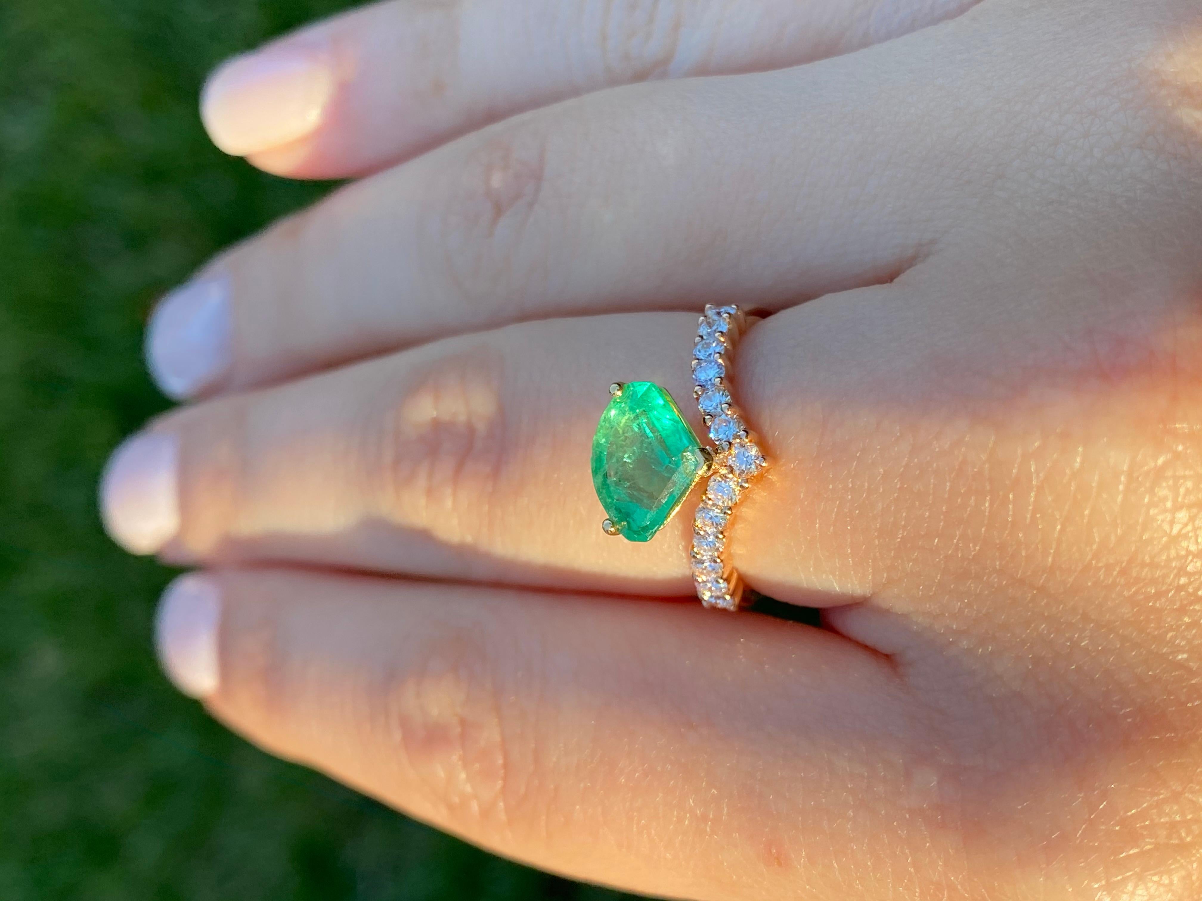 Kite Shape Colombian Emerald in 18k Rose Gold Ring 1