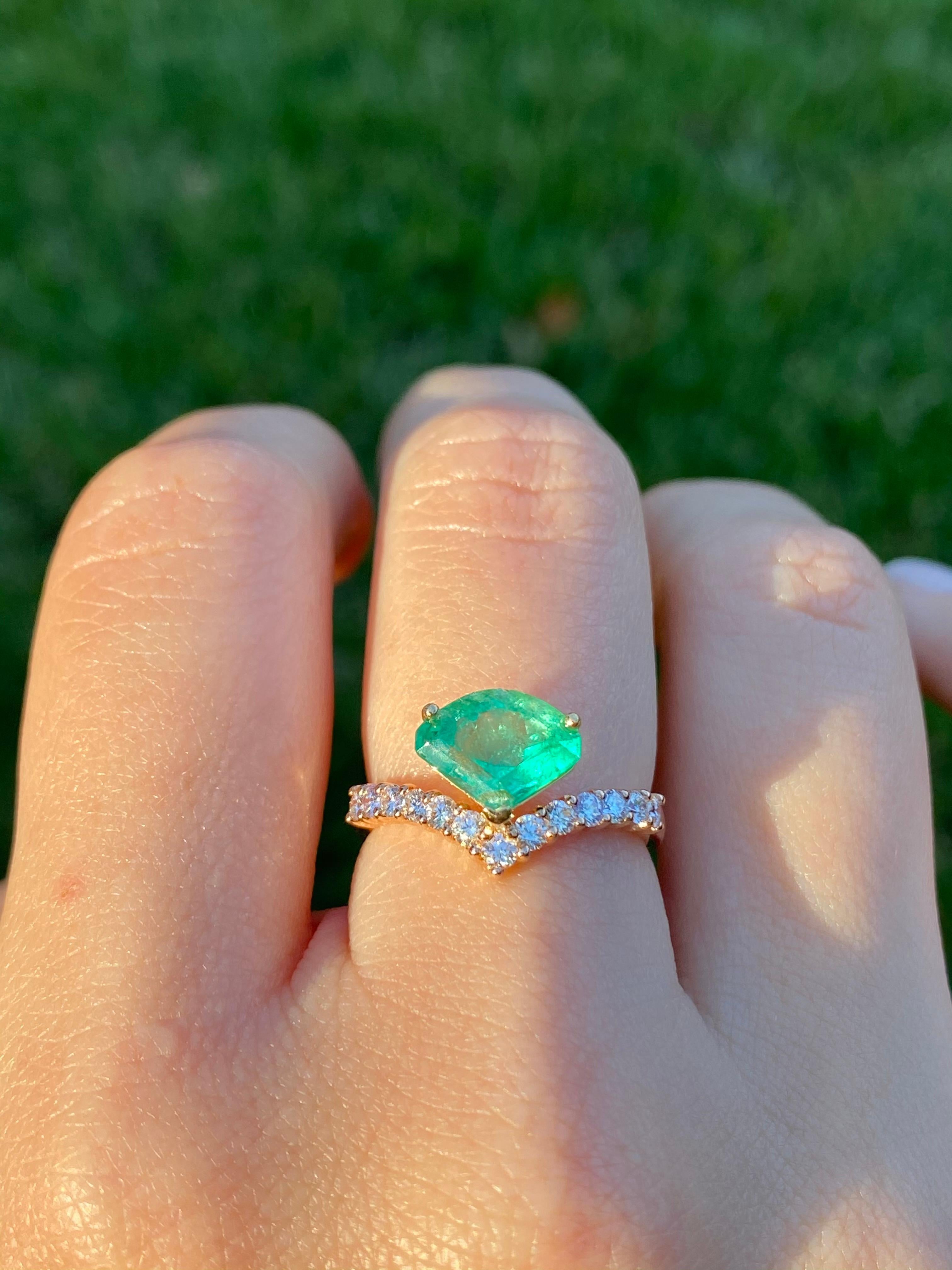 Kite Shape Colombian Emerald in 18k Rose Gold Ring For Sale 2