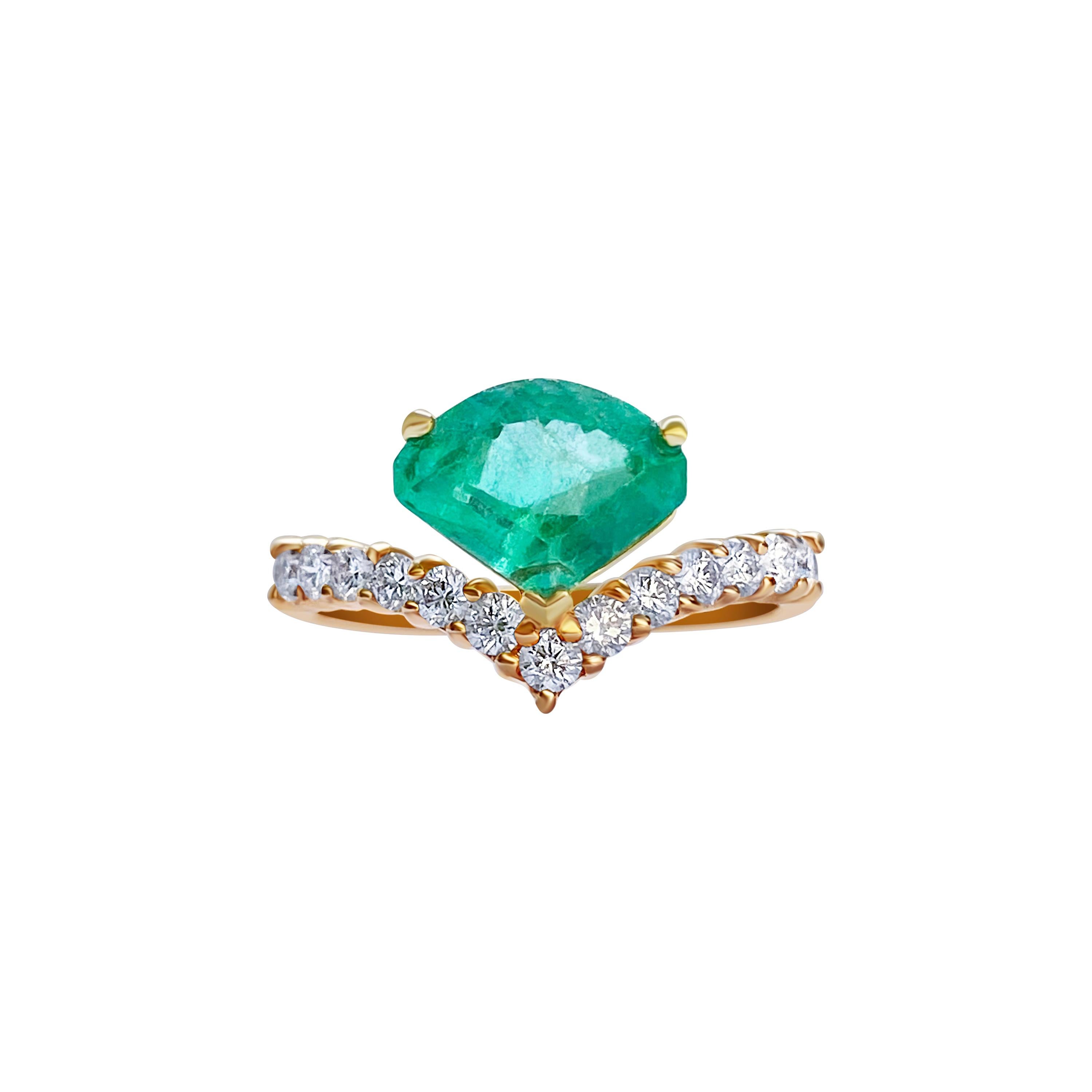 Kite Shape Colombian Emerald in 18k Rose Gold Ring