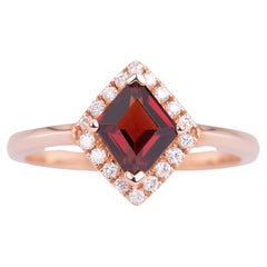 Verlobungsring aus 14 Karat Roségold mit rotem Spinell in Drachenform und Diamant-Halo 