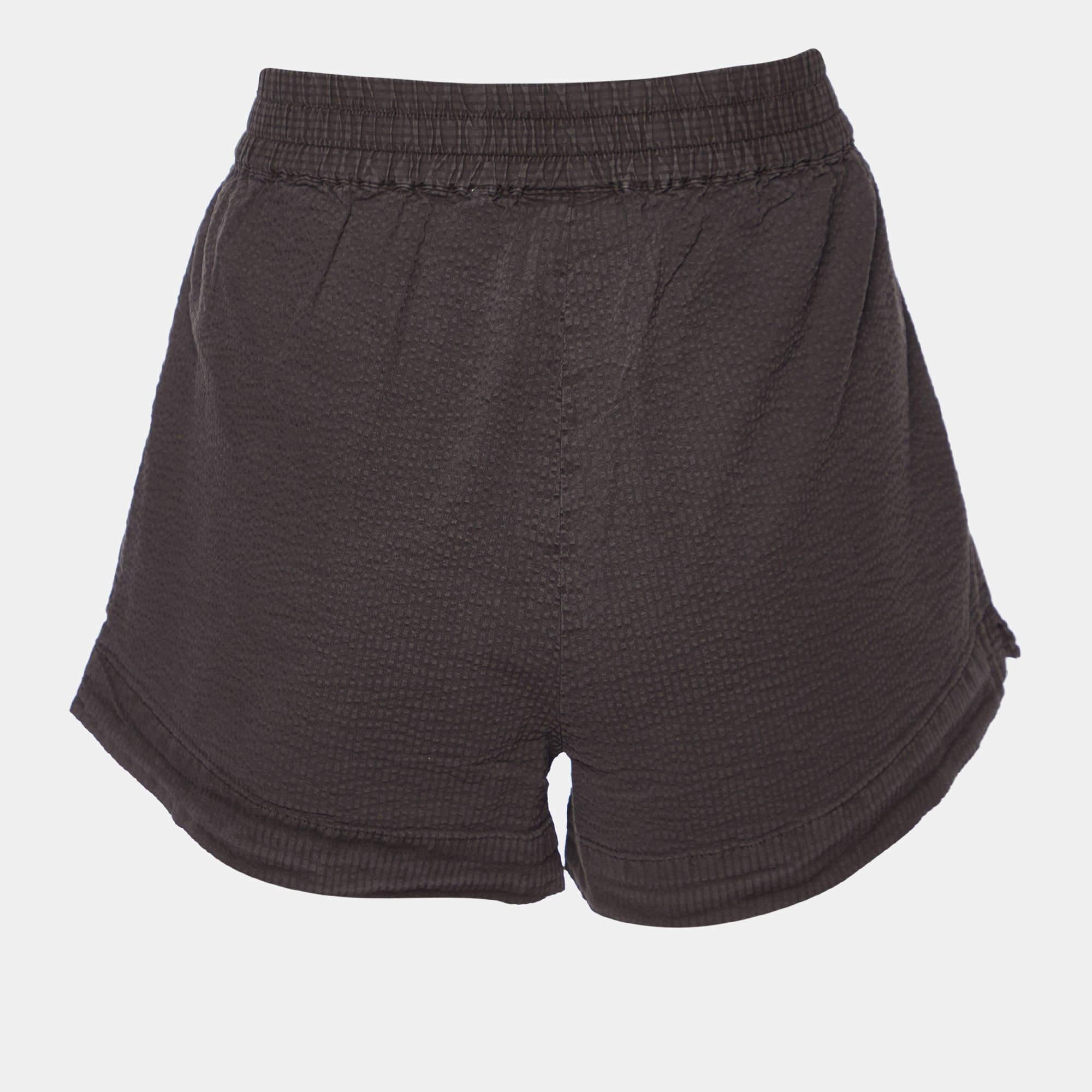 Beachy vacations call for a stylish pair of shorts like this. Stitched using high quality fabric this pair of shorts is styled with classic details and has a superb length. Wear it with T shirts.
