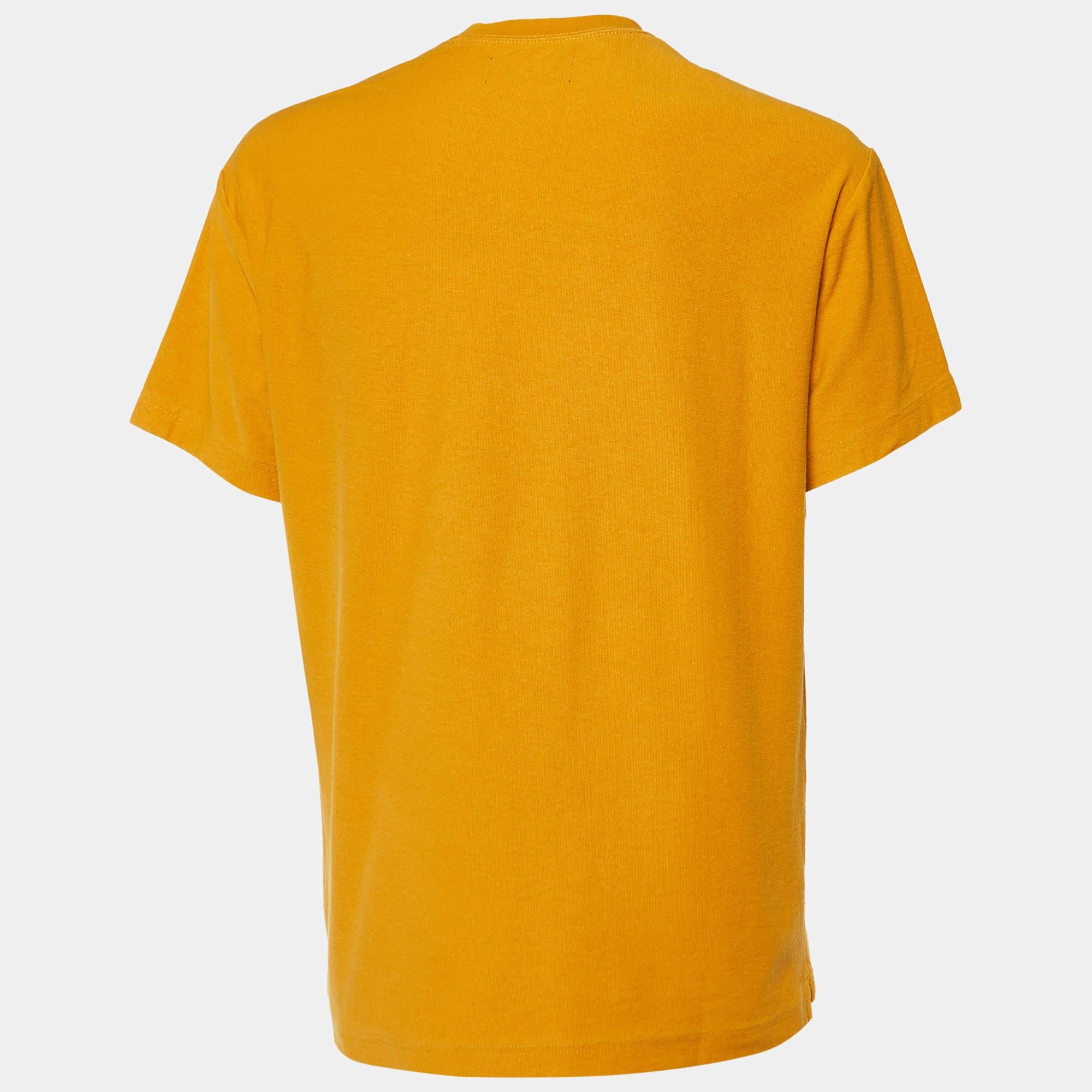 Una perfetta combinazione di comfort, lusso e stile: questa t-shirt firmata è un pezzo imperdibile Realizzata con materiali di qualità, può essere abbinata a pantaloni in denim e sneakers per un look cool.