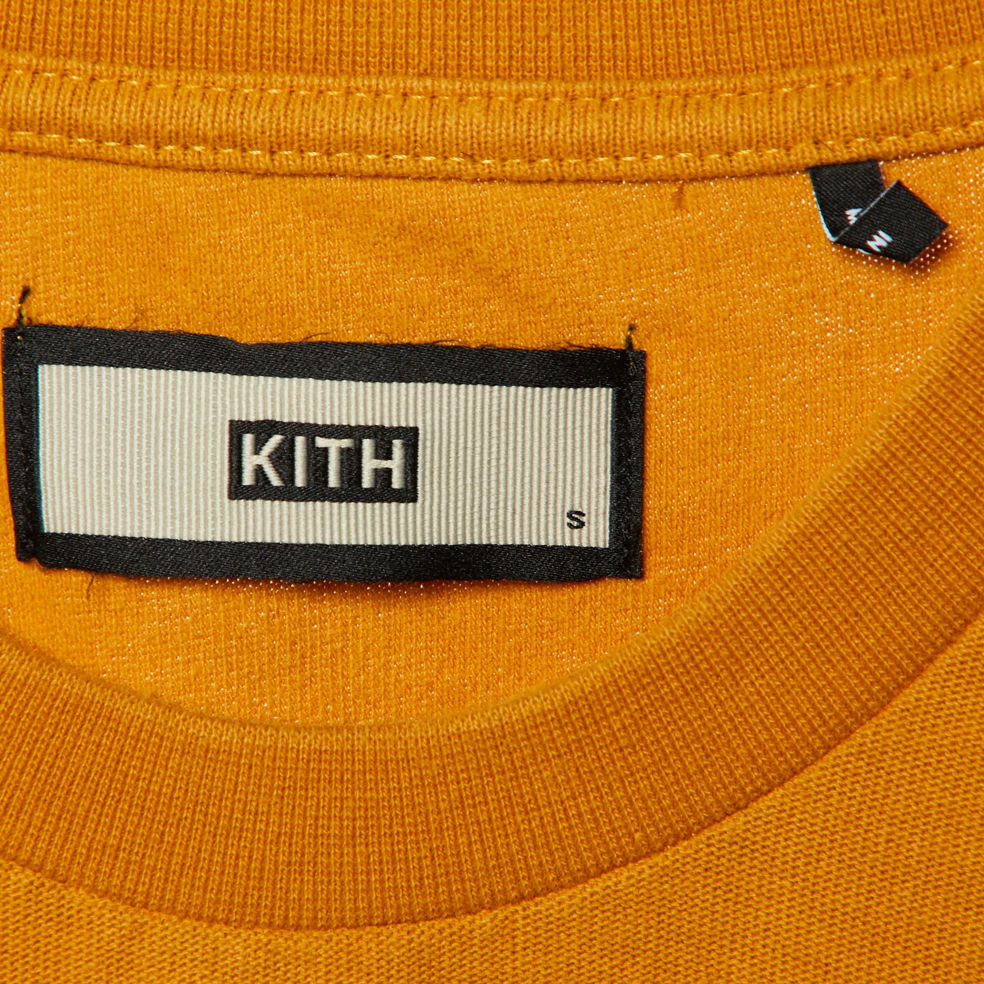 Maglietta Kith giallo senape in cotone con logo stampato a girocollo T S In condizioni buone in vendita a Dubai, Al Qouz 2