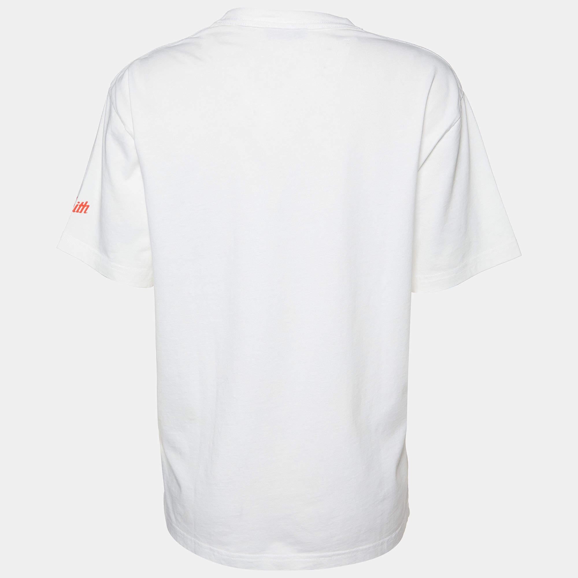 Consigue la comodidad y el estilo casual adecuados con esta camiseta de diseño. Diseñada para ser fiable y duradera, la creación tiene un escote sencillo y detalles de la firma.