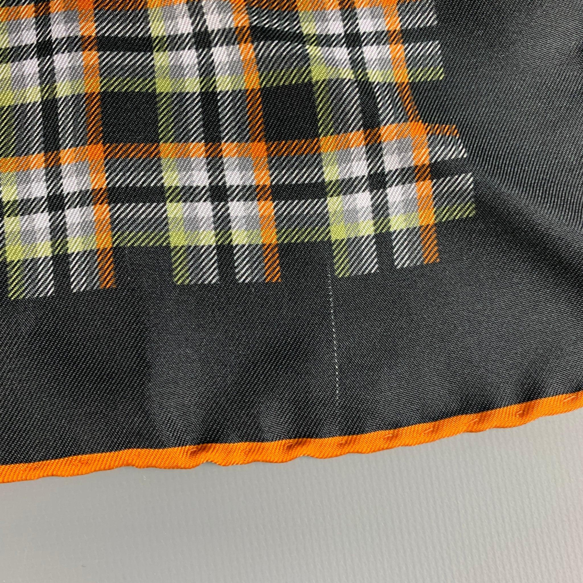 KITON Carré de poche en soie à carreaux noir, orange et vert Bon état à San Francisco, CA