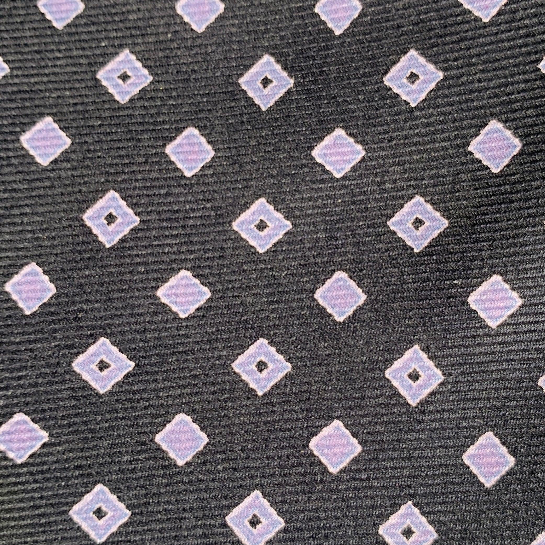 KITON Krawatte
aus schwarzer Seide mit lila Rautenmuster. Made in Italy. sehr guter gebrauchter Zustand. 

Abmessungen: 
  Breite: 3,75 Zoll Länge: 61 Zoll  
  
  
 
Sui Generis-Referenz: 133911
Kategorie: Krawatte
Mehr Details
    
Marke: 