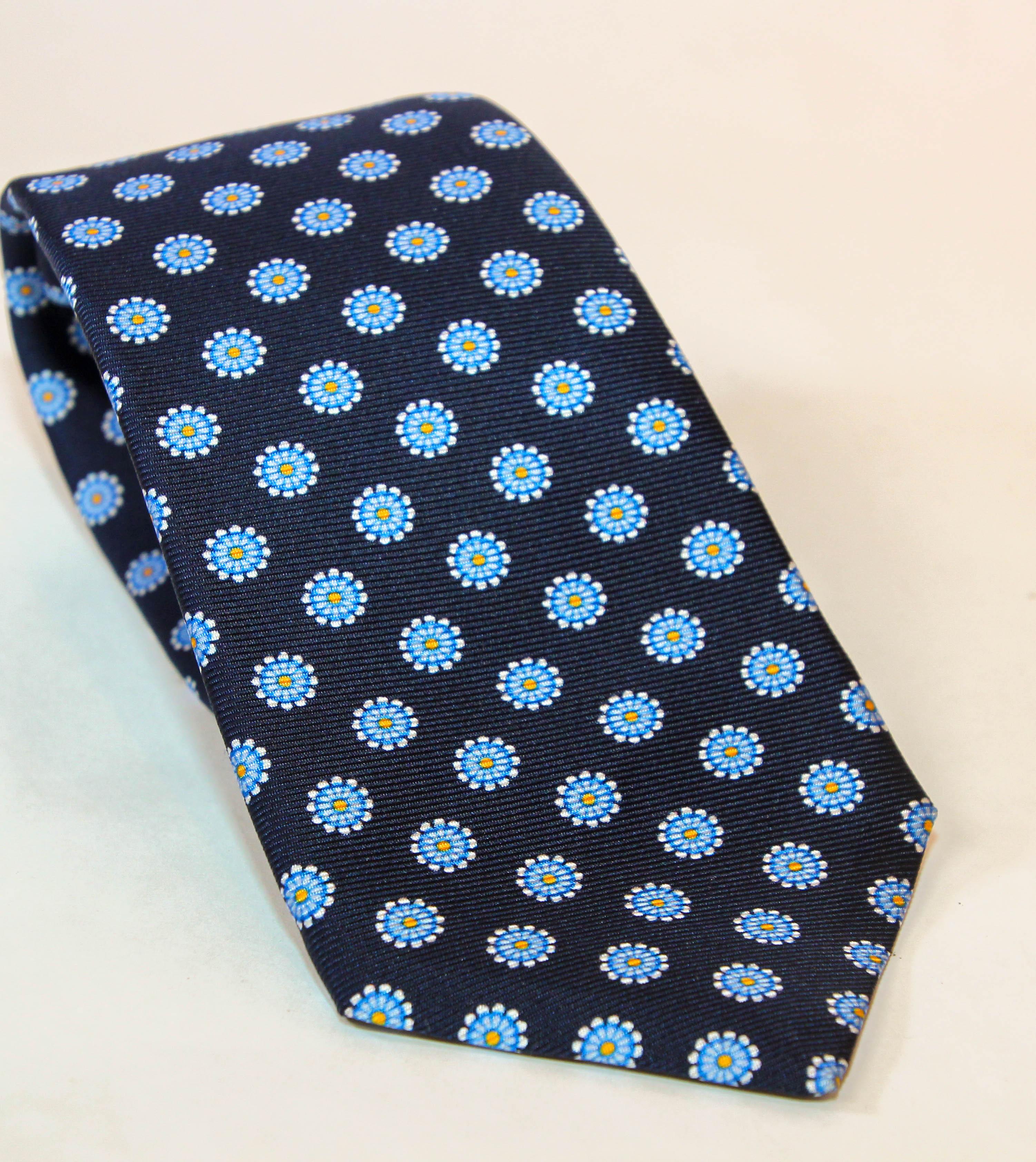 Cravate en soie bleue de KITON.
Cette magnifique cravate est disponible en bleu dans un sergé de soie avec un imprimé abstrait. Fabriquées en Italie. 
Très bon état, non utilisé, avec étiquette d'origine.
Dimensions : Largeur : 3.5 Longueur : 55
