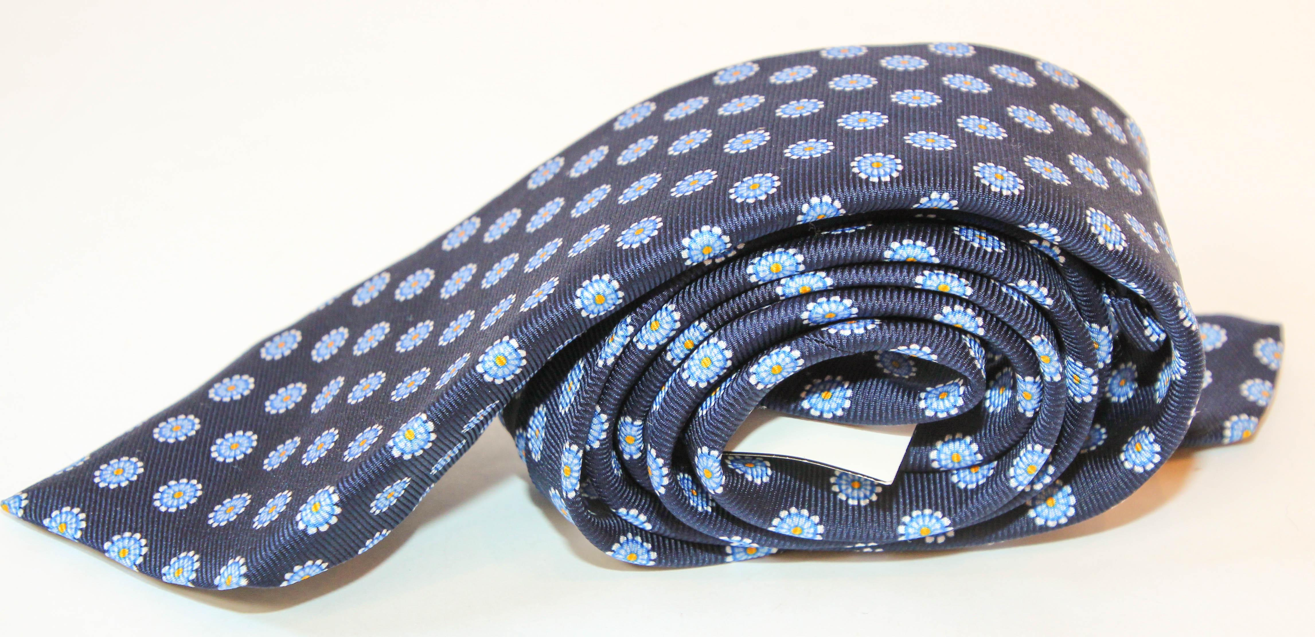 KITON Cravate en soie bleue fabriquée en Italie en vente 1