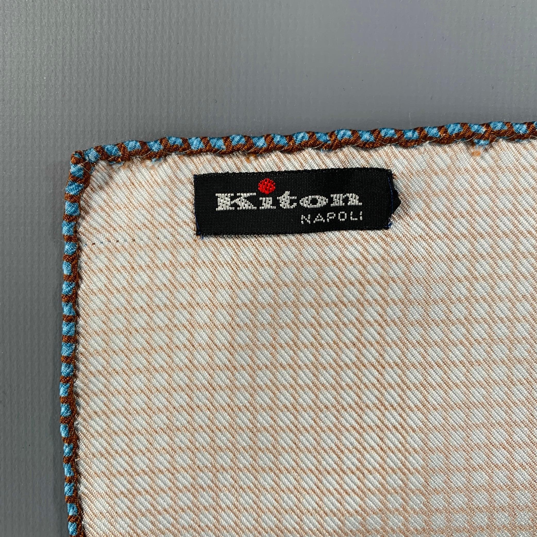 KITON
Carré de poche en soie marron et bleue, imprimé d'un motif à carreaux et dont les bords ont été roulés à la main. Fabriqué en Italie. Très bon état. 

Mesures : 
  13 pouces  x 13 pouces  
  
  
 
Référence Sui Generis : 130282
Catégorie :