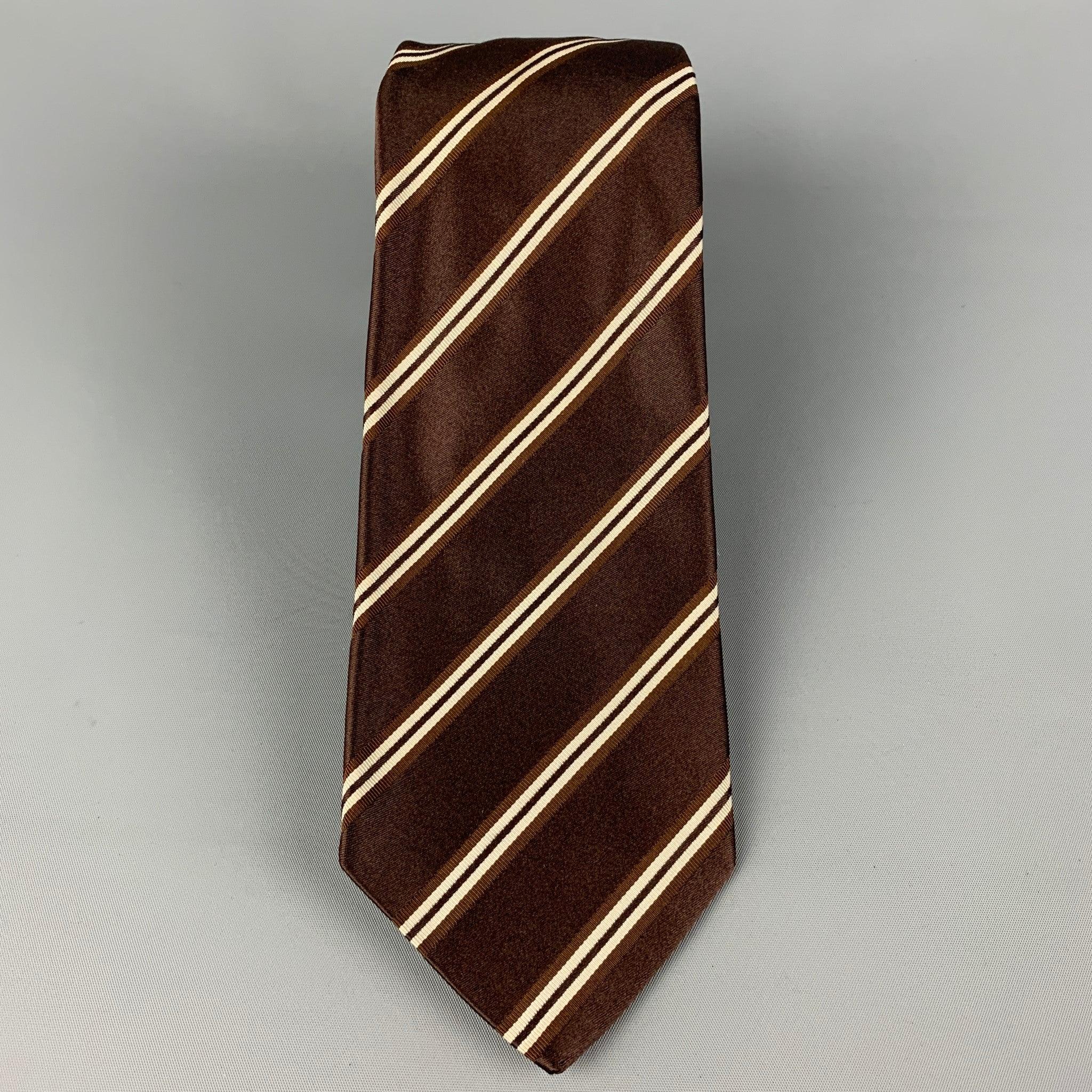 KITON necktie comes in a brown & white silk with a all over diagonal print. Made in Italy . Very Good Pre-Owned Condition.Width: 3.75 inches  Length: 60 inches 

  
  
 
Reference: 120363
Category: Tie
More Details
    
Brand:  KITON
Gender: 