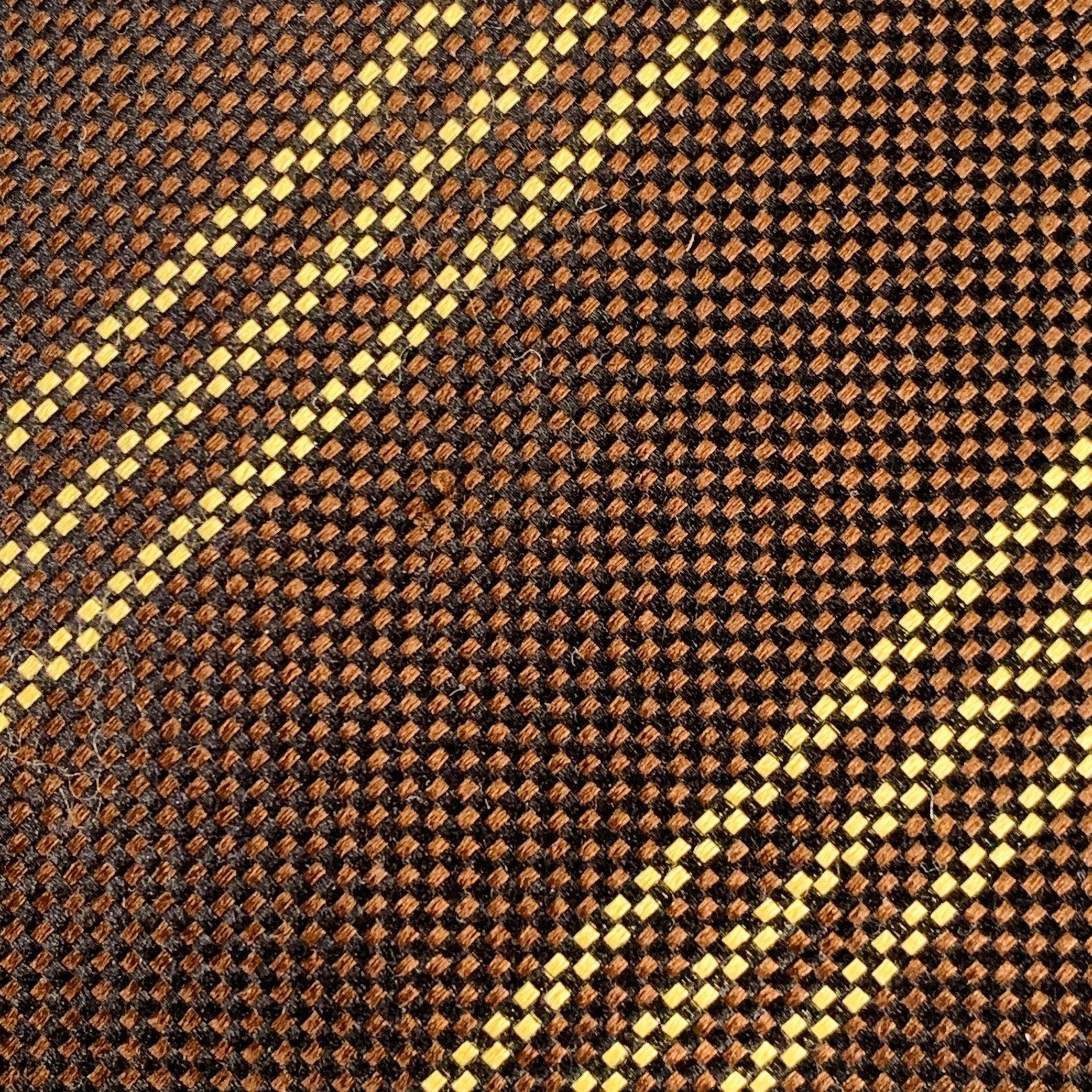 KITON
Krawatte aus braunem und gelbem Seidenjacquard mit diagonalem Streifenmuster. Made in Italy. sehr guter gebrauchter Zustand. Geringe Gebrauchsspuren und Abnutzungserscheinungen. 

Abmessungen: 
  Breite: 4,25 Zoll Länge: 59 Zoll 
  
  
 
Sui
