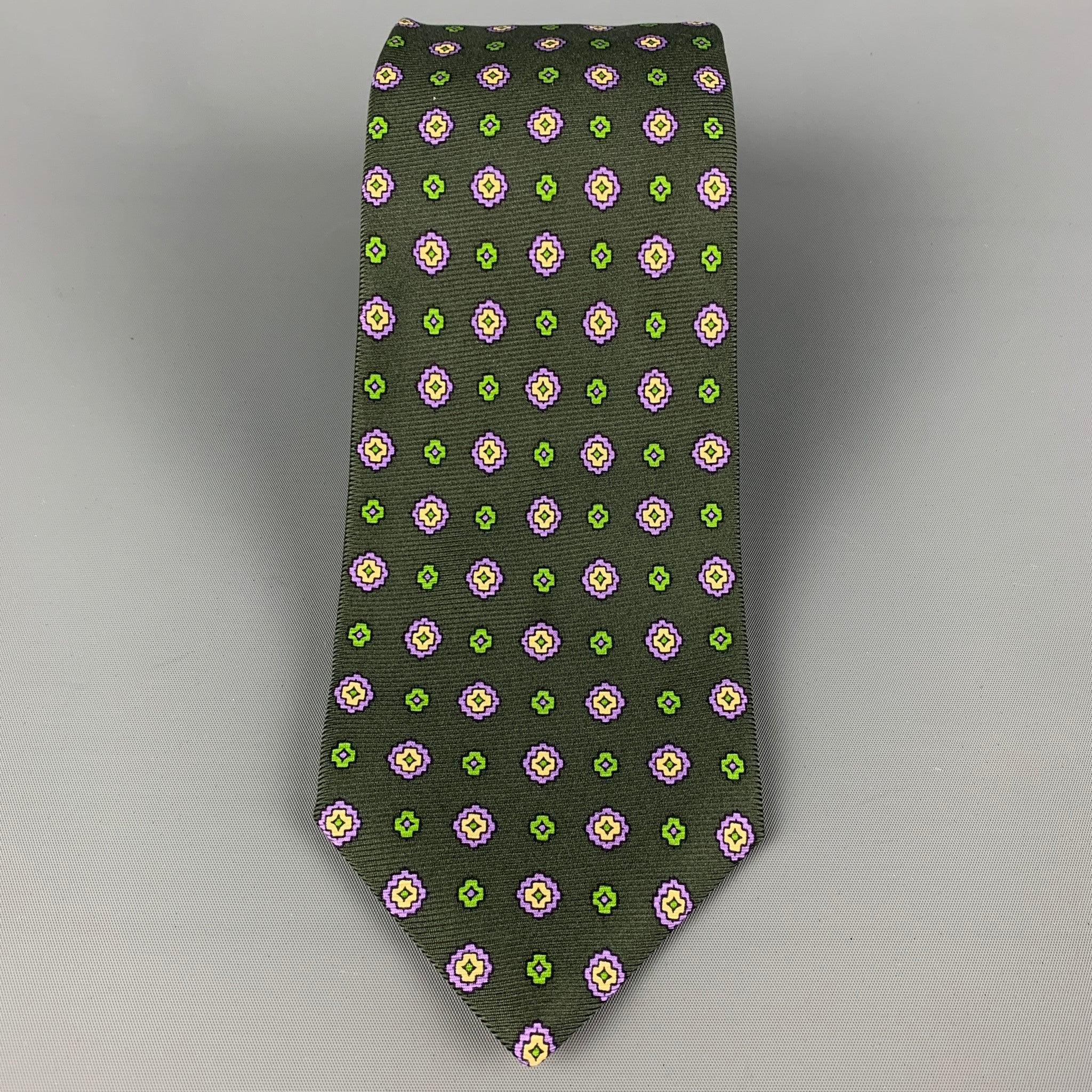 KITON necktie comes in a dark green & purple
 silk with a all over abstract floral print. Made in Italy . Very Good Pre-Owned Condition. Width: 4 inches  Length: 61 inches 

  
  
 
Reference: 120382
Category: Tie
More Details
    
Brand: 