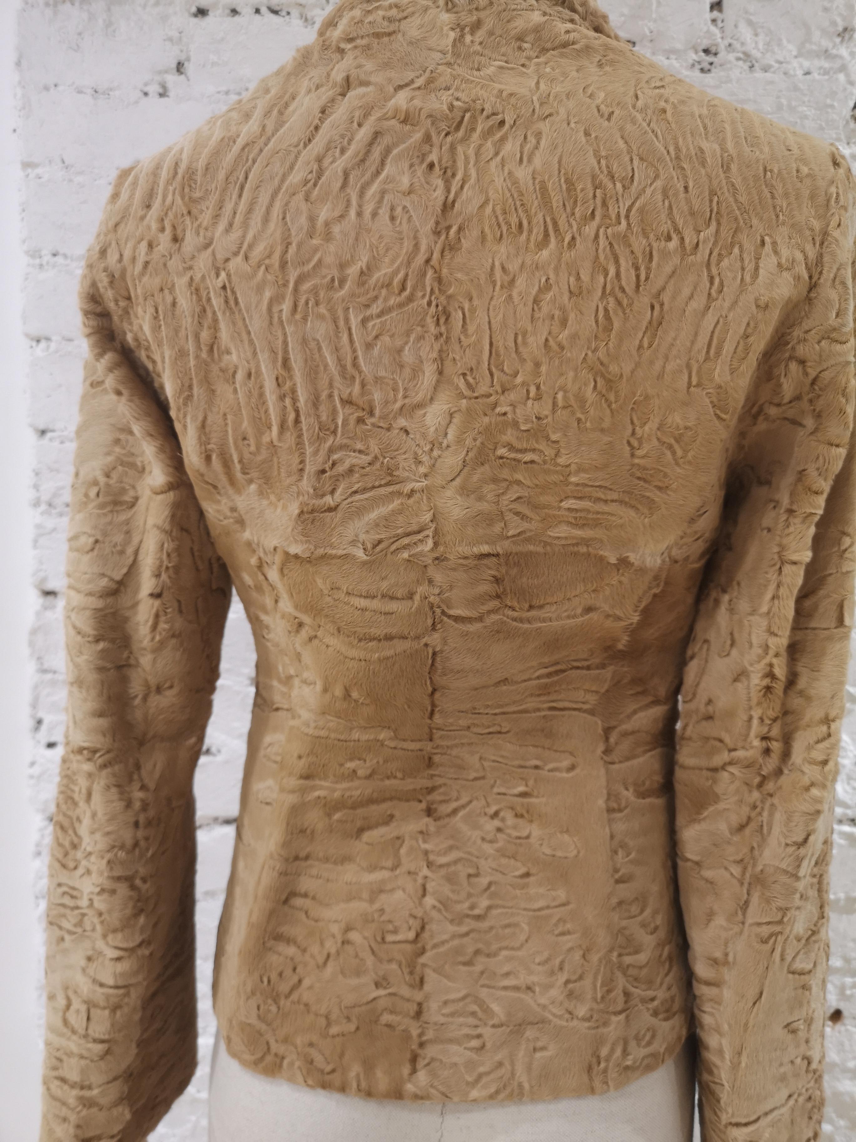 Manteau en fourrure d'agneau Kiton
totalyl made in italy en taille 42
Longueur totale 57 cm, de l'épaule à l'ourlet 60 cm 