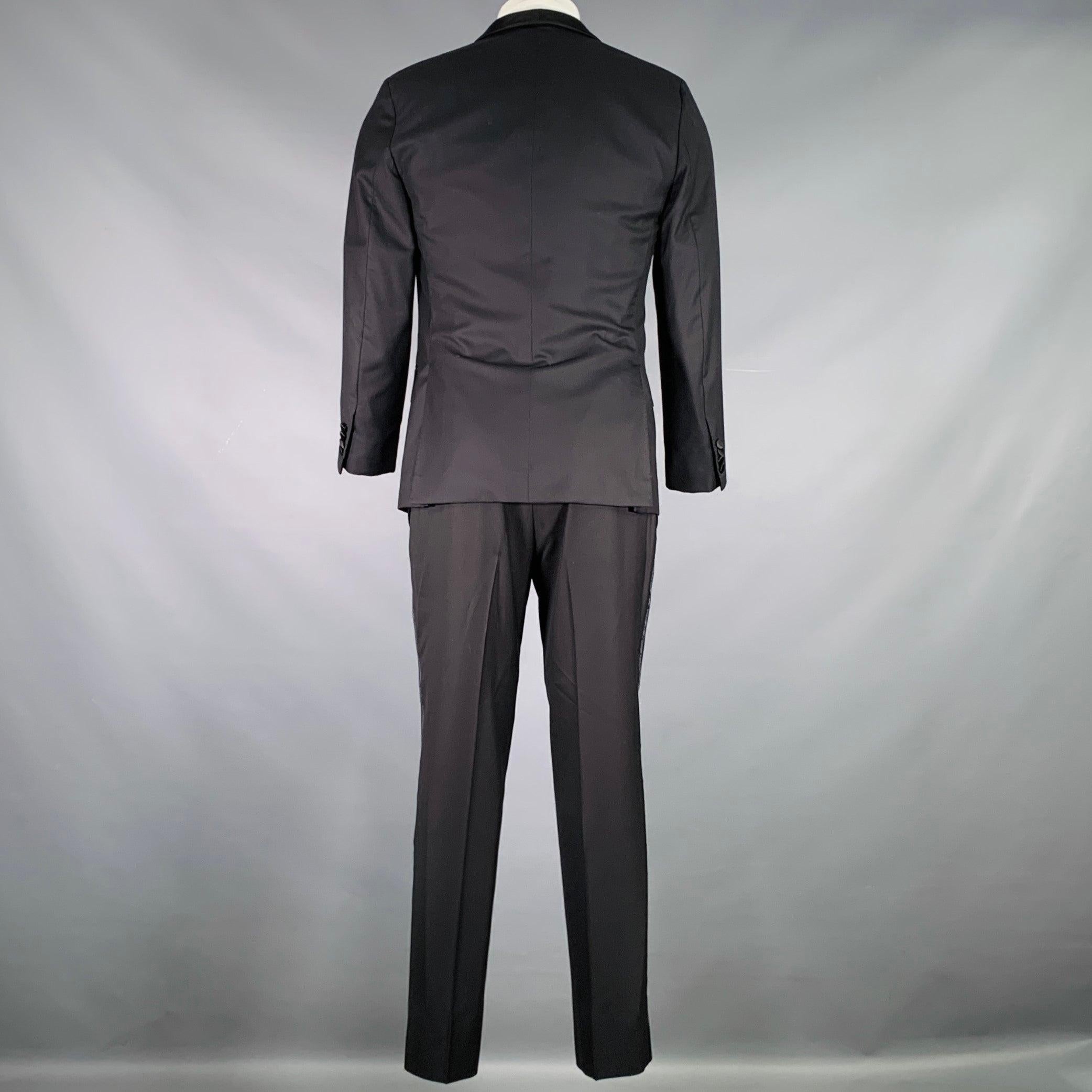 KITON Größe 36 Dreiteiliges Smoking aus schwarzer Wolle mit Schalkragen (Schwarz) im Angebot