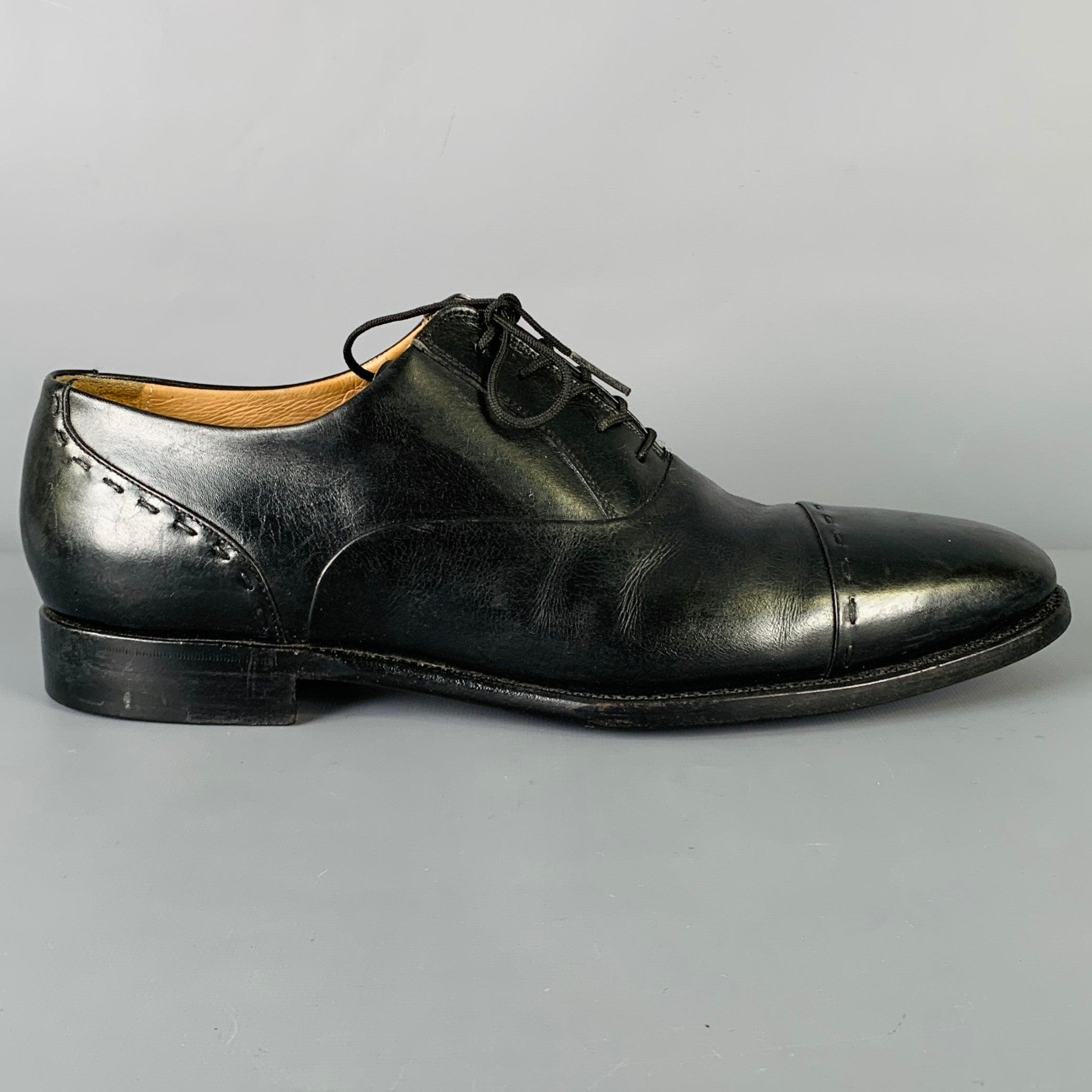 Zapatos de vestir KITON
en un tejido de piel negra con un estilo oxford, puntera en punta y cierre de cordones. Hecho a mano en Italia. Signos moderados de desgaste compatibles con la edad y el uso normales. 

Marcado:   8,5Suela: 12 pulgadas  x 4