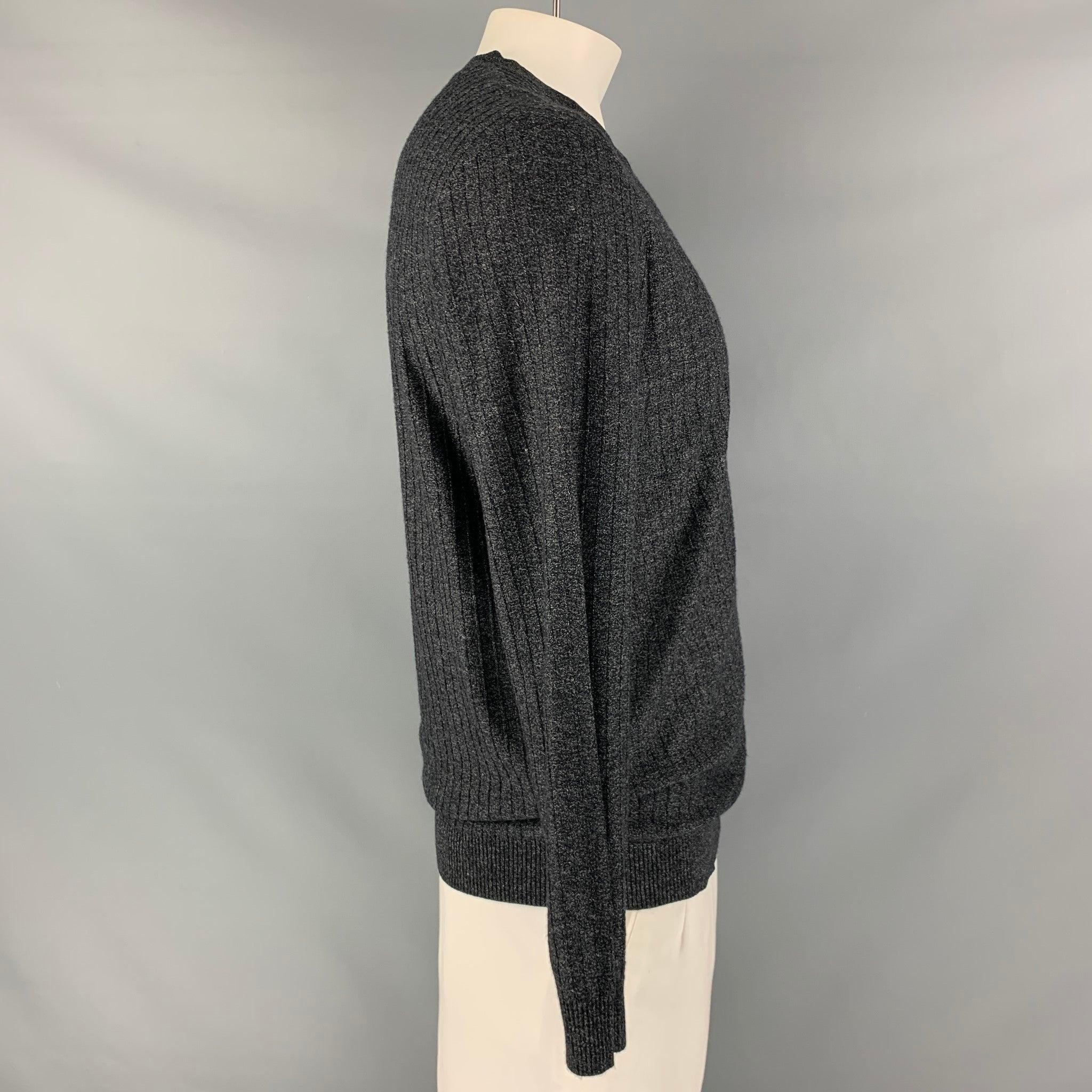 Le pull-over KITON est réalisé en maille de cachemire et de soie noire et blanche, avec une texture marbrée, un ourlet côtelé et une encolure en V. Fabriqué en Italie. Excellent état. 

Marqué :   L/ 52 

Mesures : 
 
Épaule : 19 pouces Poitrine :