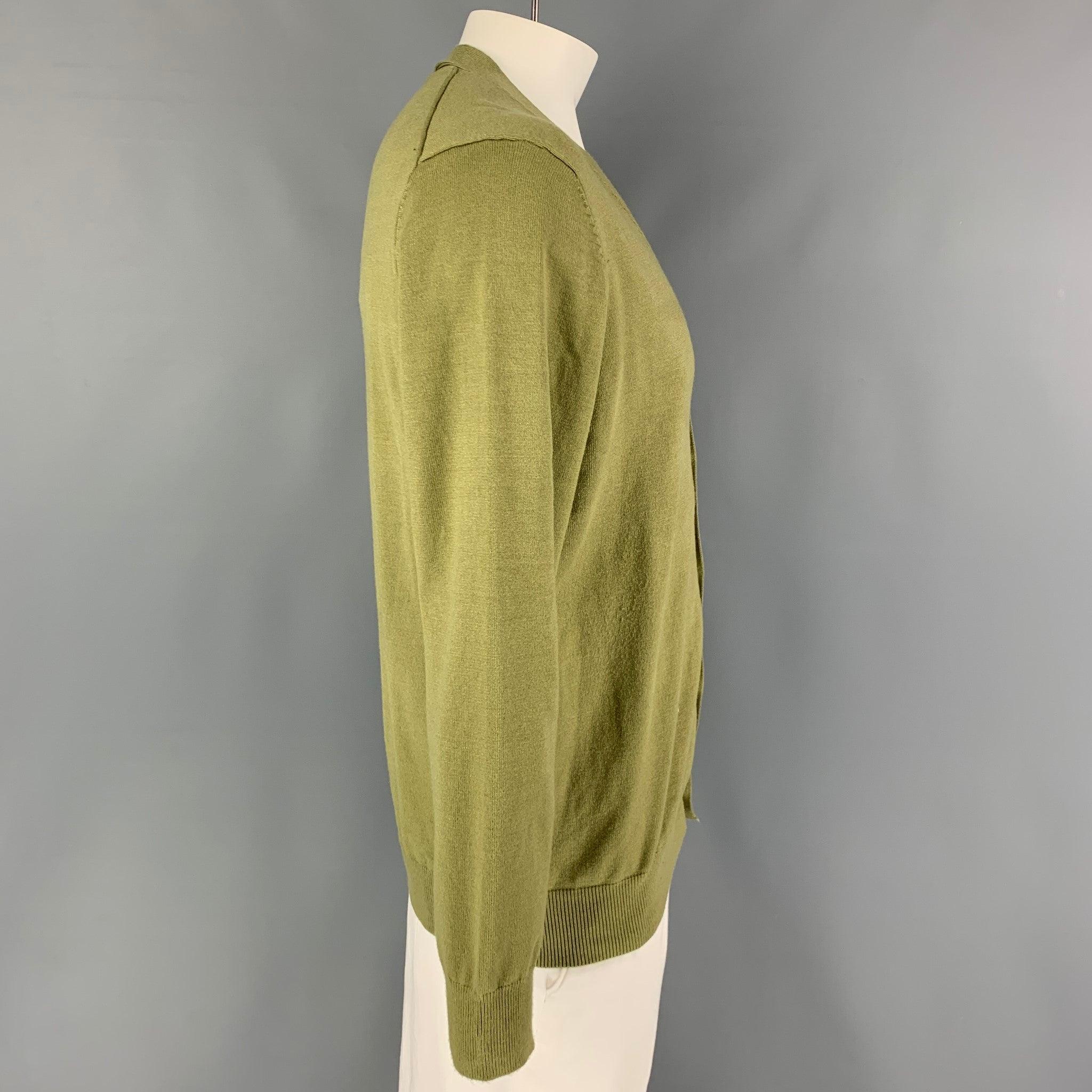 KITON cardigan comes in a green cashmere / silk featuring a buttoned closure. Made in Italy.
New with tags.
 

Marked:   L/52 

Measurements: 
 
Shoulder: 18 inches Chest: 42 inches Sleeve: 28 inches Length: 27 inches 

  
  
 
Reference: