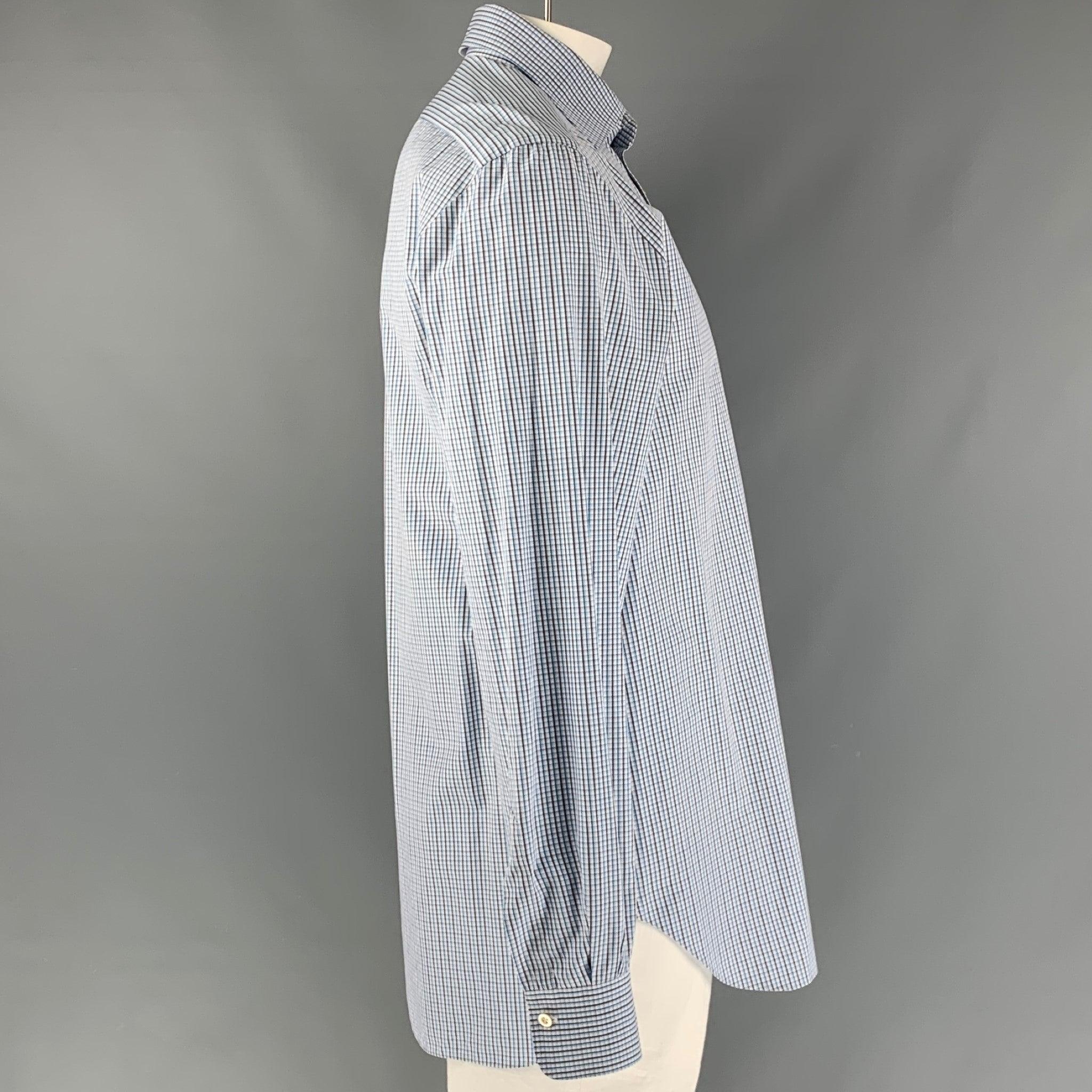La chemise à manches longues en coton à carreaux blanc, bleu et gris de KITON est dotée d'un col rond et d'une fermeture à boutons. Fabriqué en Italie. Excellent état.  

Marqué :   43- 17  

Mesures : 
  
Épaule : 19 pouces Poitrine : 48 pouces