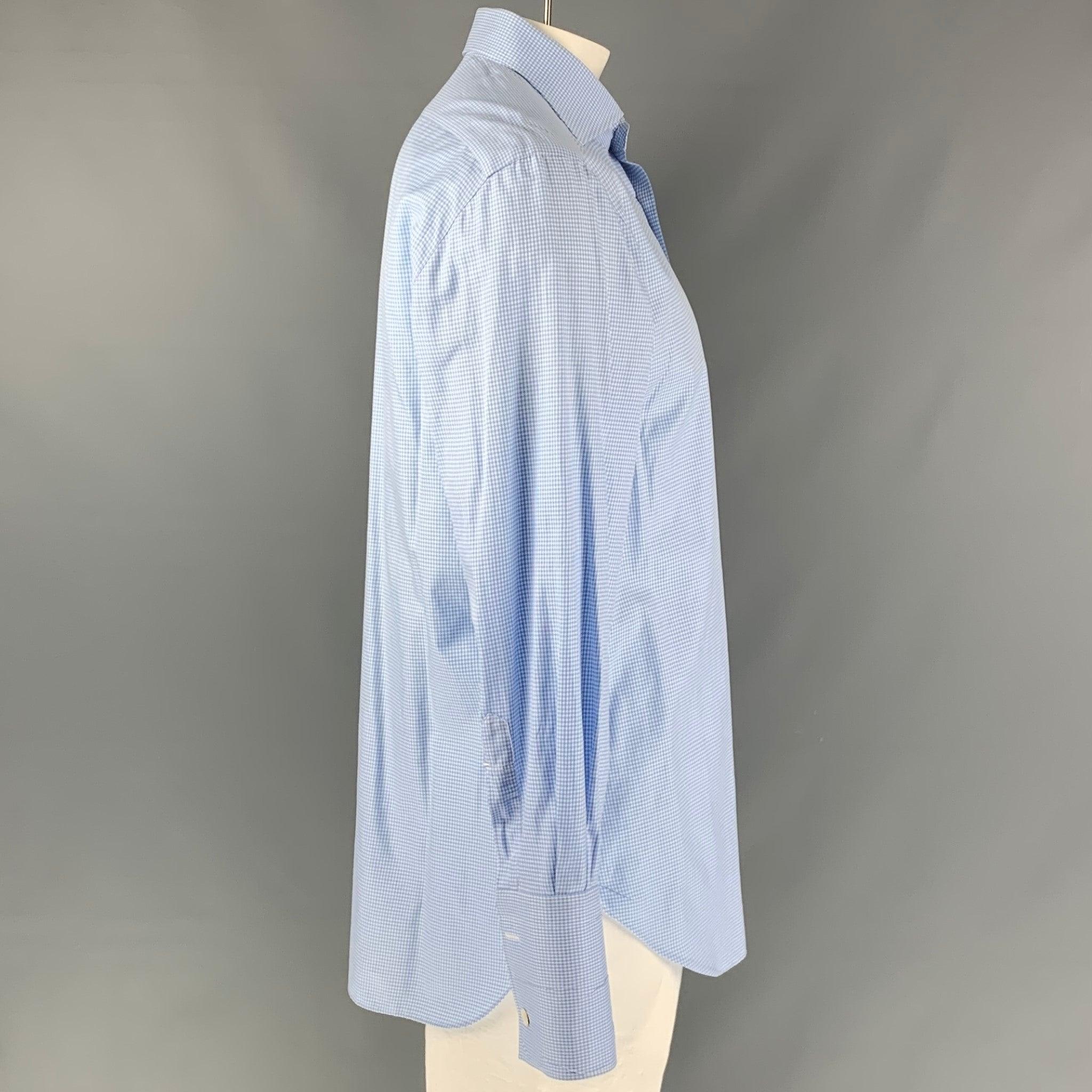 La chemise à manches longues KITON est en coton vichy blanc et bleu clair. Elle présente un col rond et se ferme à l'aide d'un bouton. Fabriqué en Italie. Excellent état.  

Marqué :   43-17 

Mesures : 
 
Epaule : 20 pouces Poitrine : 48 pouces
