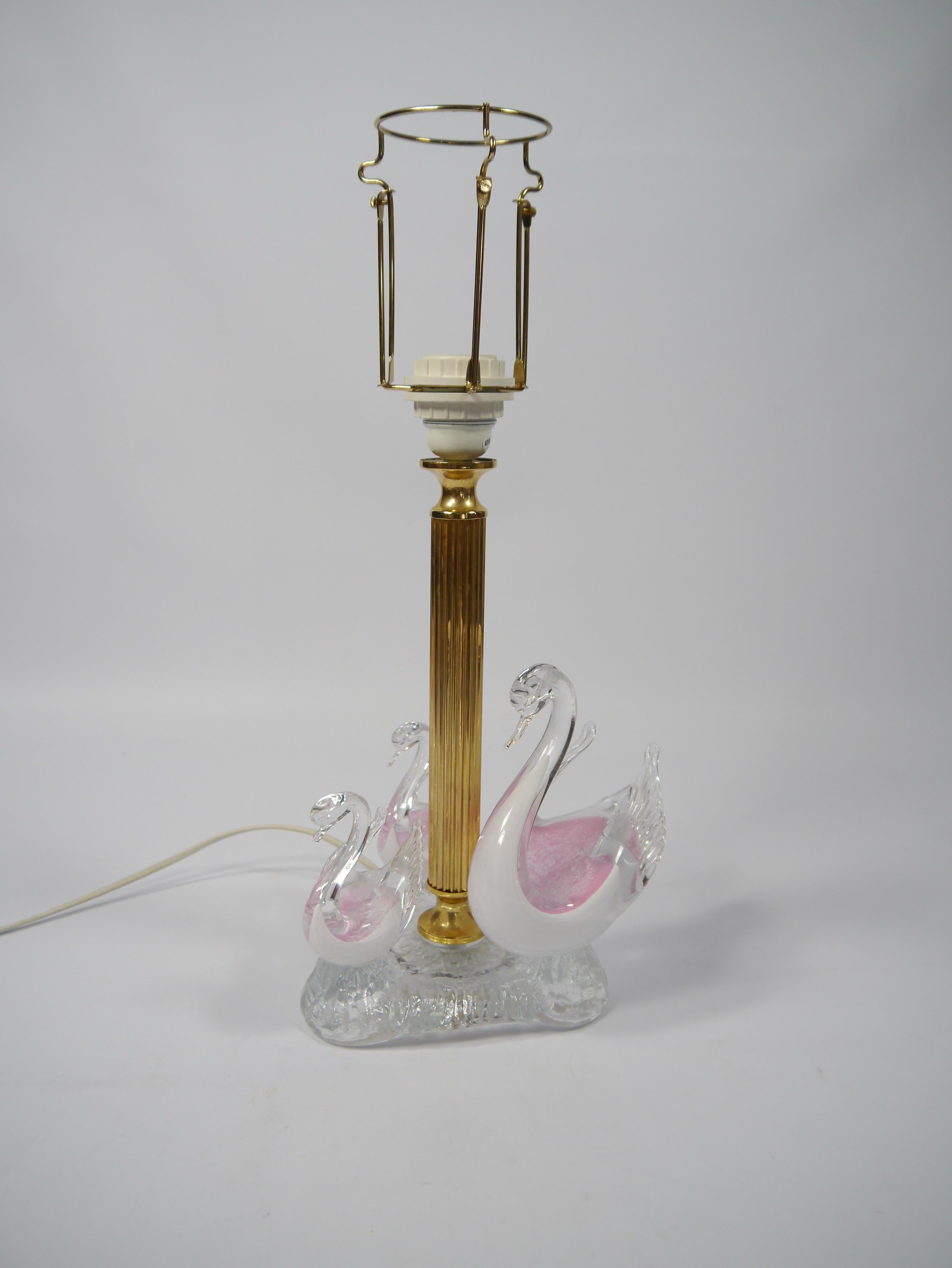 Kitsch-Tischlampe mit Schwänen aus Messing und Glas, 1980er Jahre (Romantik) im Angebot