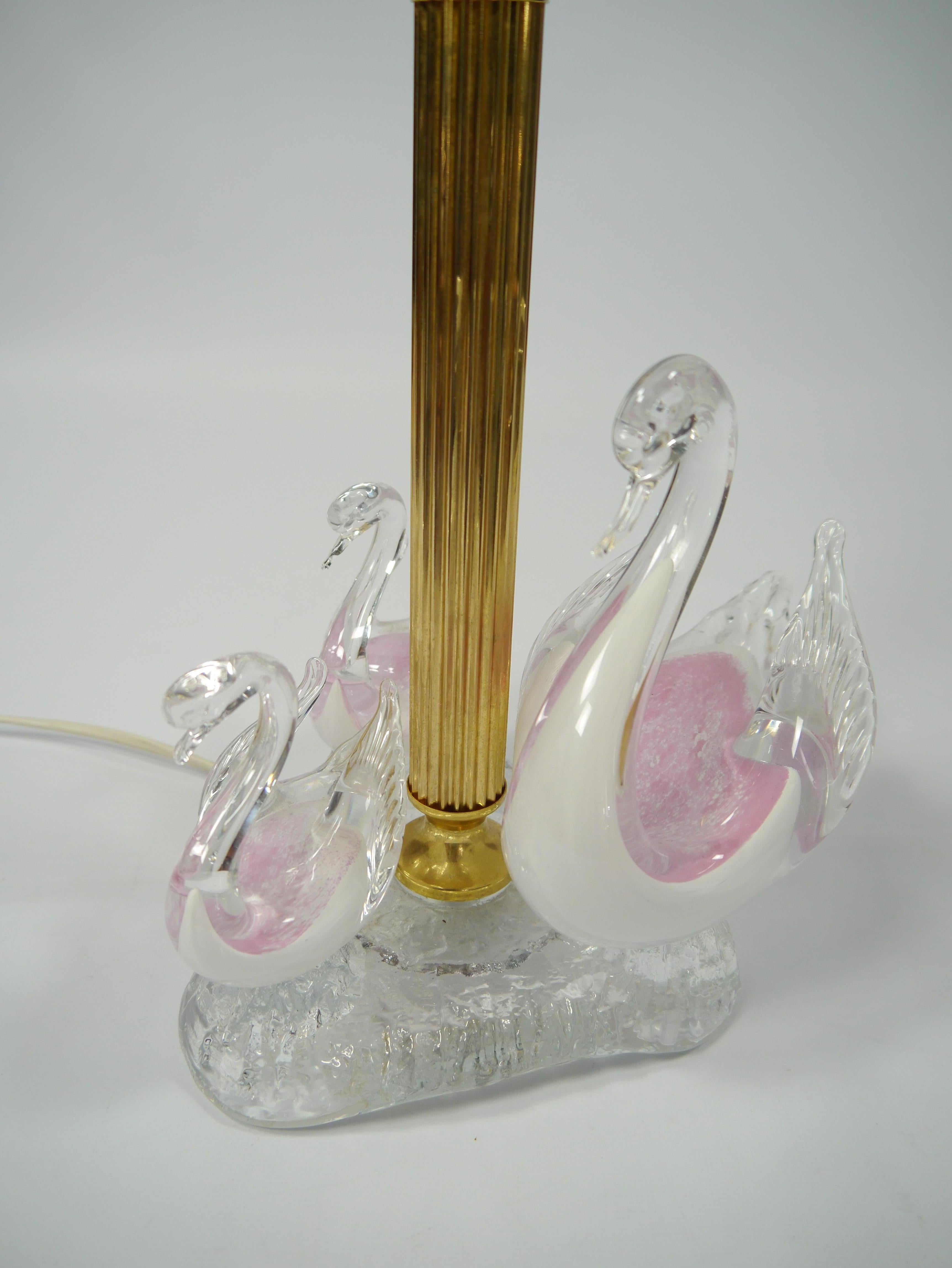 Kitsch Brass and Glass Swans Table Lamp, 1980s In Good Condition For Sale In Barcelona, ES