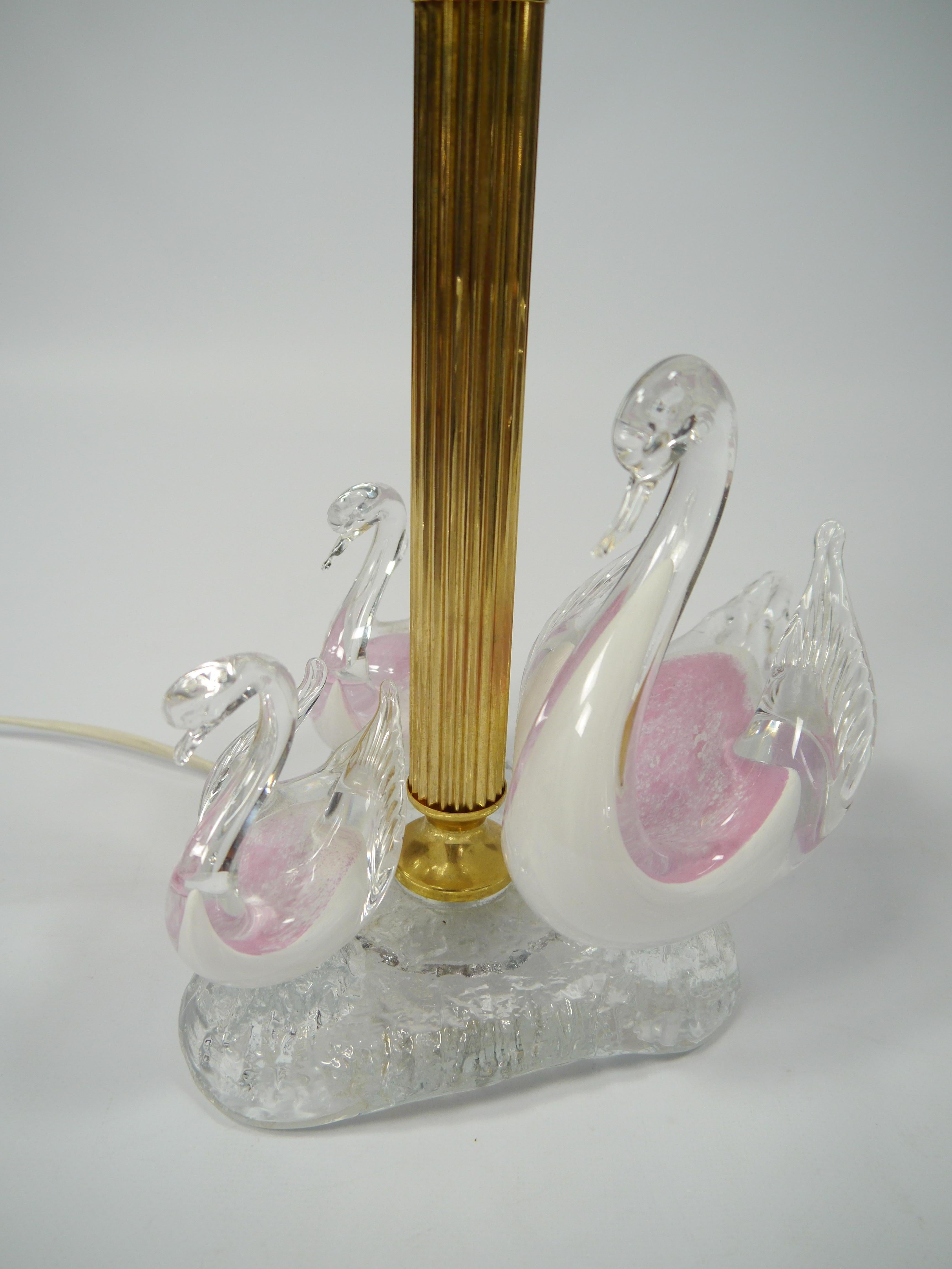Lámpara de sobremesa Kitsch de cisnes de latón y cristal, años 80 Latón en venta