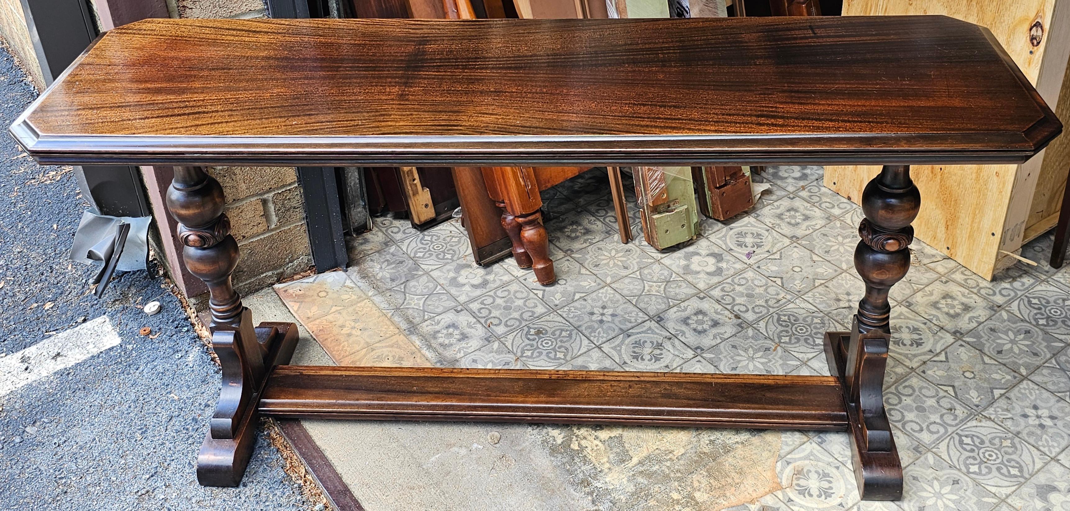 For your consideration here is a Beautiful Edwardian Jacobean Style Carved Mahogany Library / Sofa Table made by Kittelberger Brothers Furniture Manufactorers in Rochester, NY. I t is from the 1910s and measures 
Measures 60