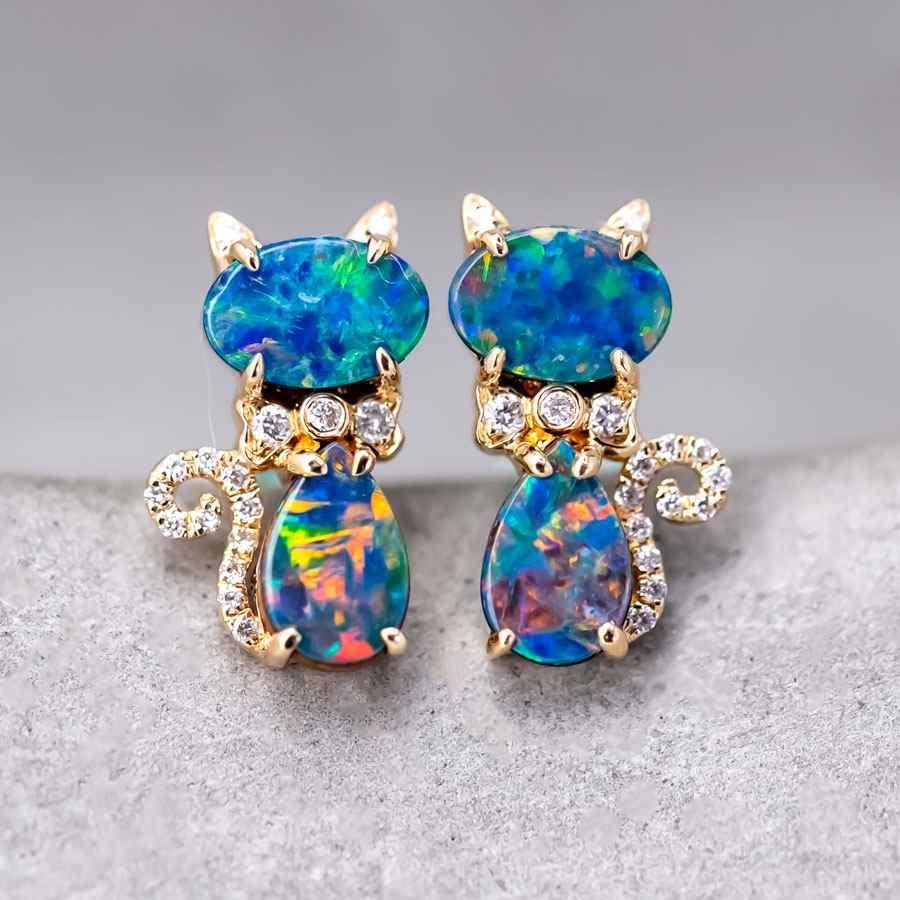 Kätzchen Katze Australian Doublet Opal Diamond Stud Earrings 18K Gelbgold.


Kostenloser Inlandsversand mit USPS First Class! Kostenlose Geschenktüte oder -box zu jeder Bestellung!

Der Opal, die Königin der Edelsteine, ist einer der schönsten
