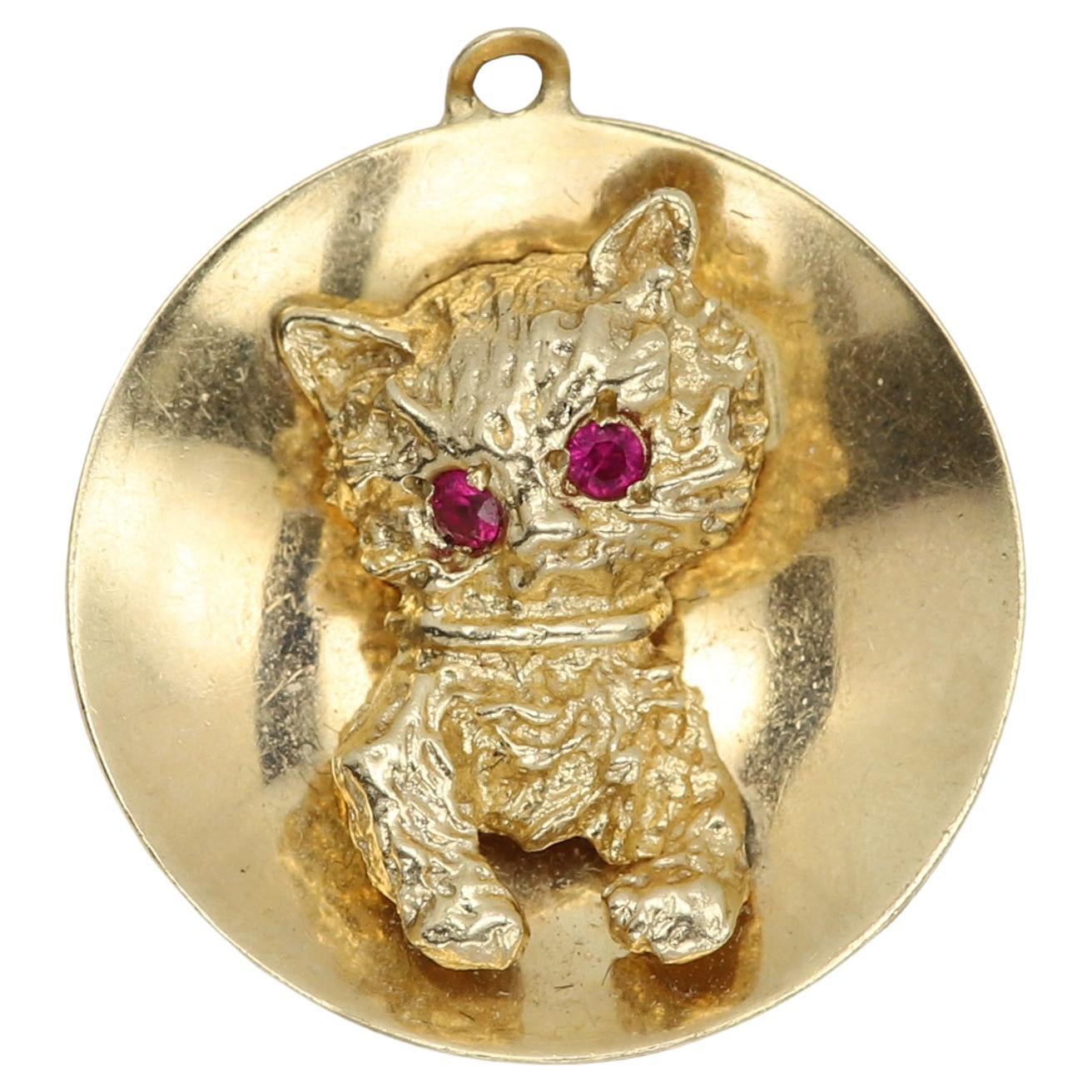14 Karat Kitten Charm Circa 1940
s Natural Ruby Vintage Cat en vente