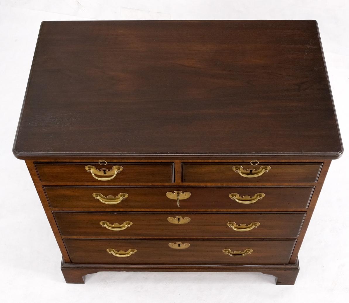 Kittinger 5 drawers pull out tray mahogany federal style bachelor chest dresser.
Lockable drawer.