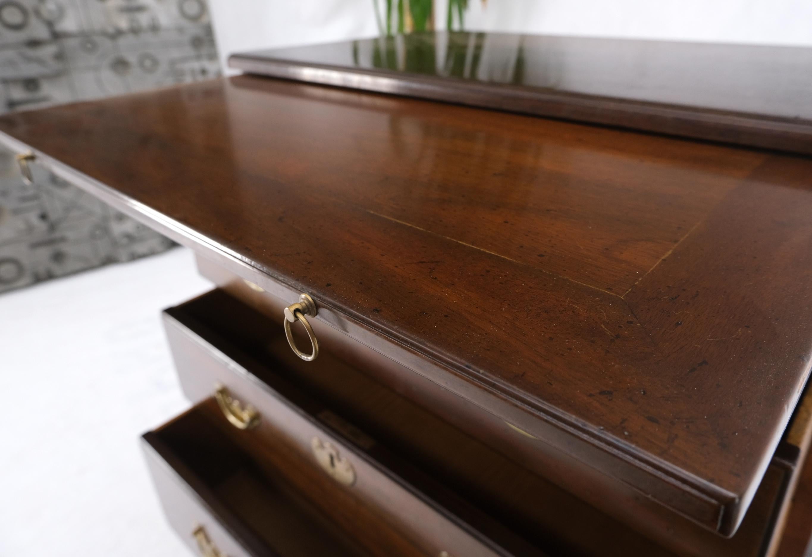 20ième siècle Kittinger 5 tiroirs tiroir coulissant commode de style fédéral en acajou en vente