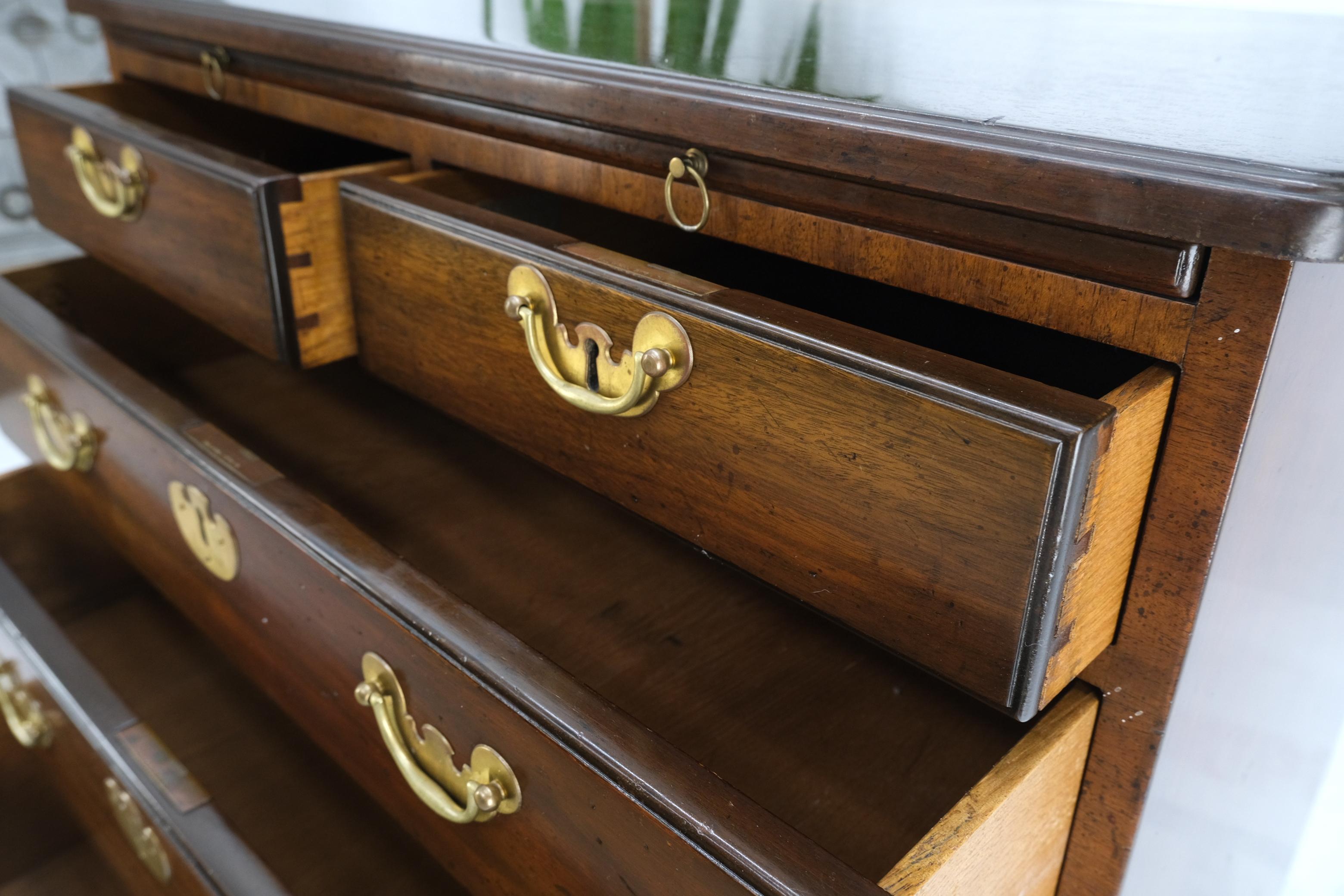 Laiton Kittinger 5 tiroirs tiroir coulissant commode de style fédéral en acajou en vente