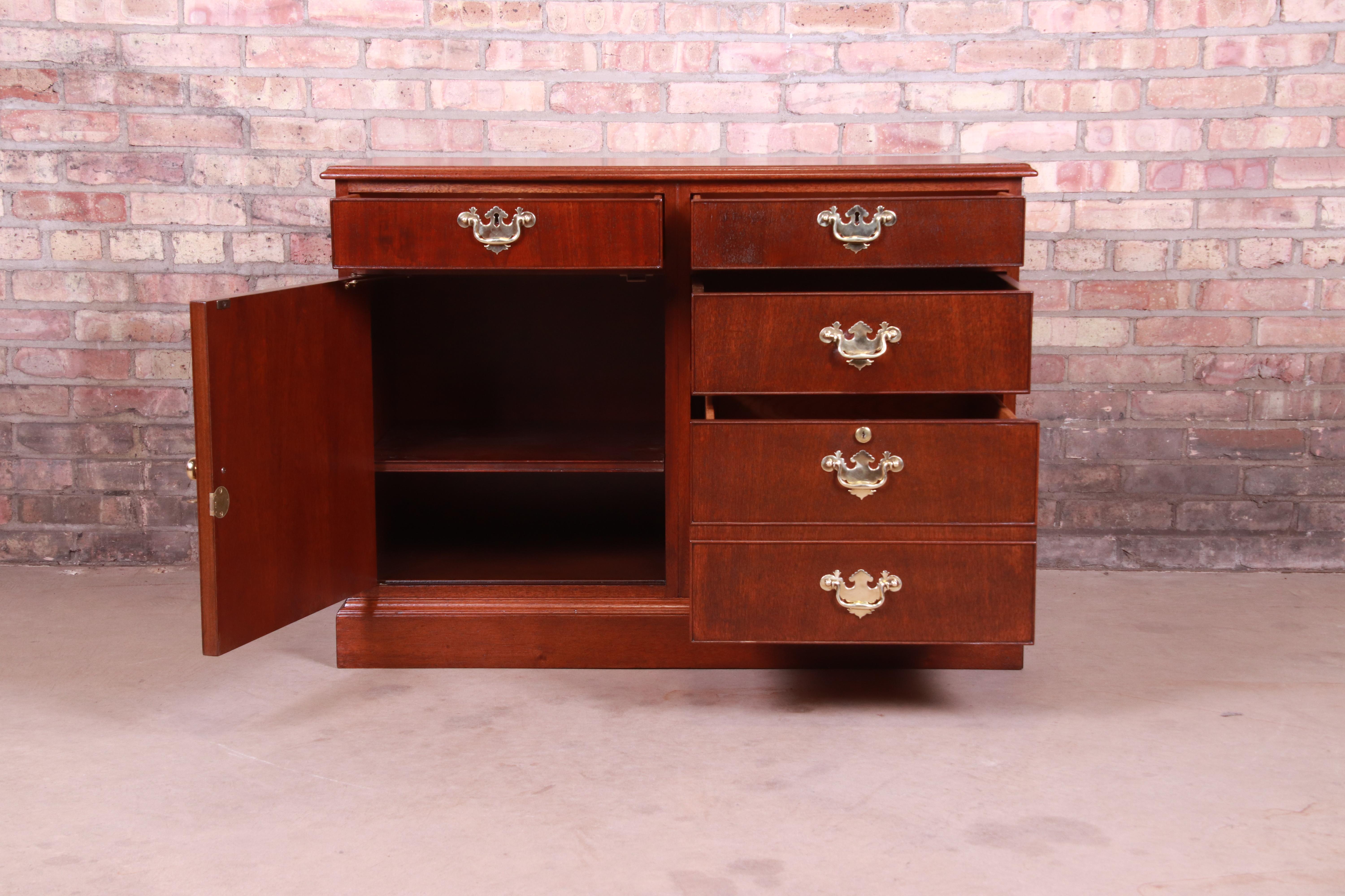 Kittinger American Chippendale Mahogany Credenza or Bar Cabinet, Refinished For Sale 5