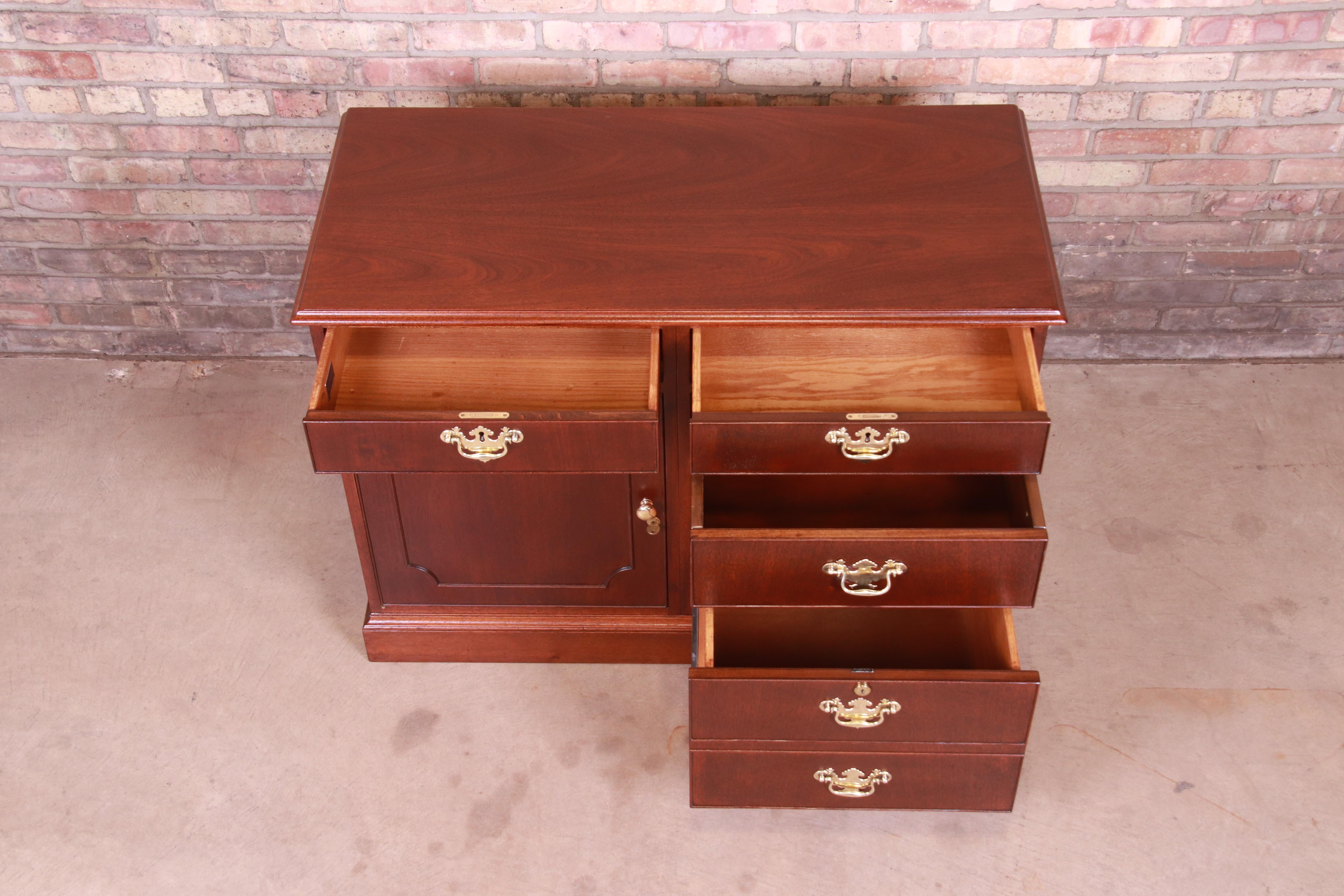 Kittinger American Chippendale Mahogany Credenza or Bar Cabinet, Refinished For Sale 6