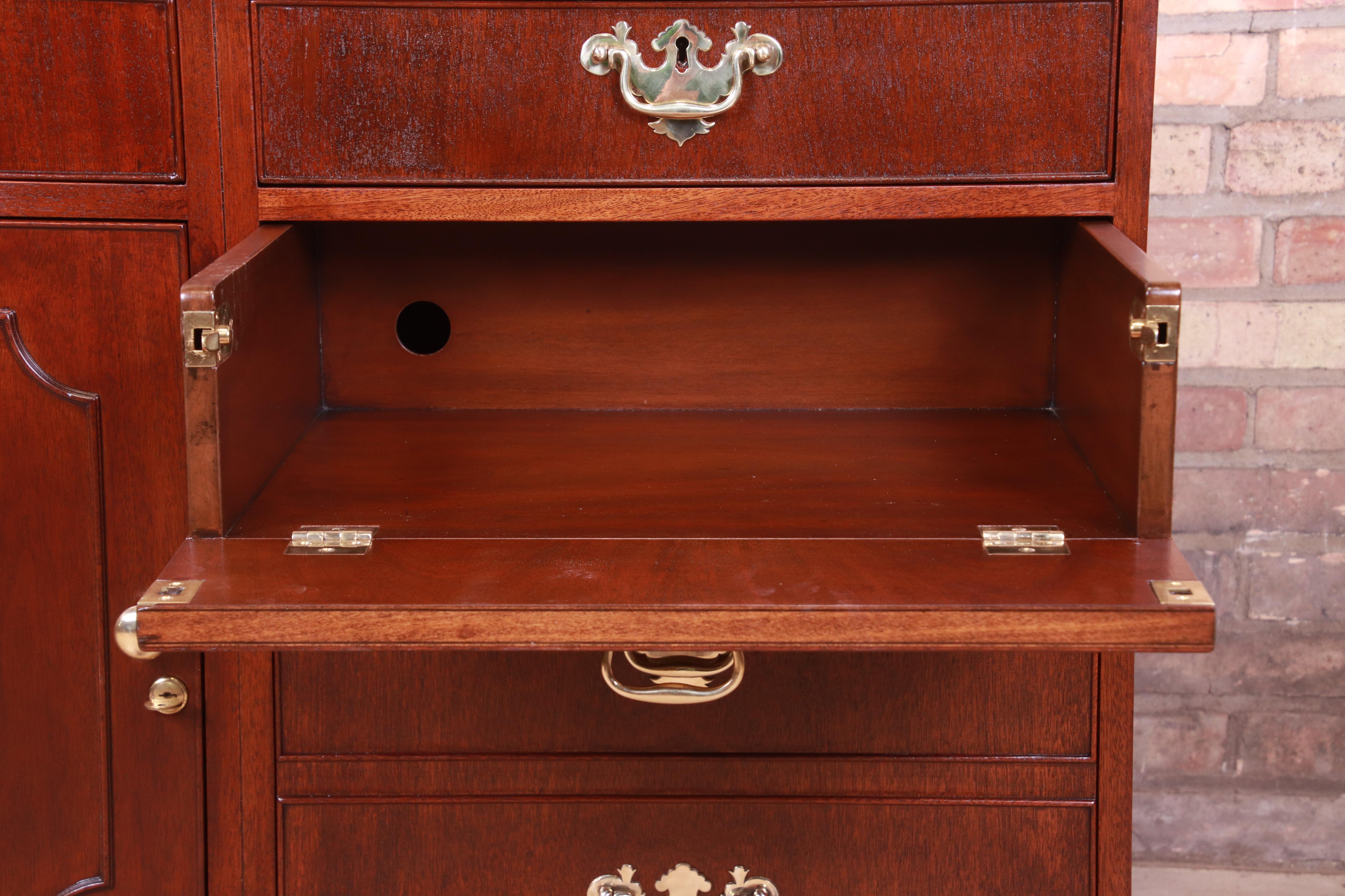 Kittinger American Chippendale Mahogany Credenza or Bar Cabinet, Refinished For Sale 9