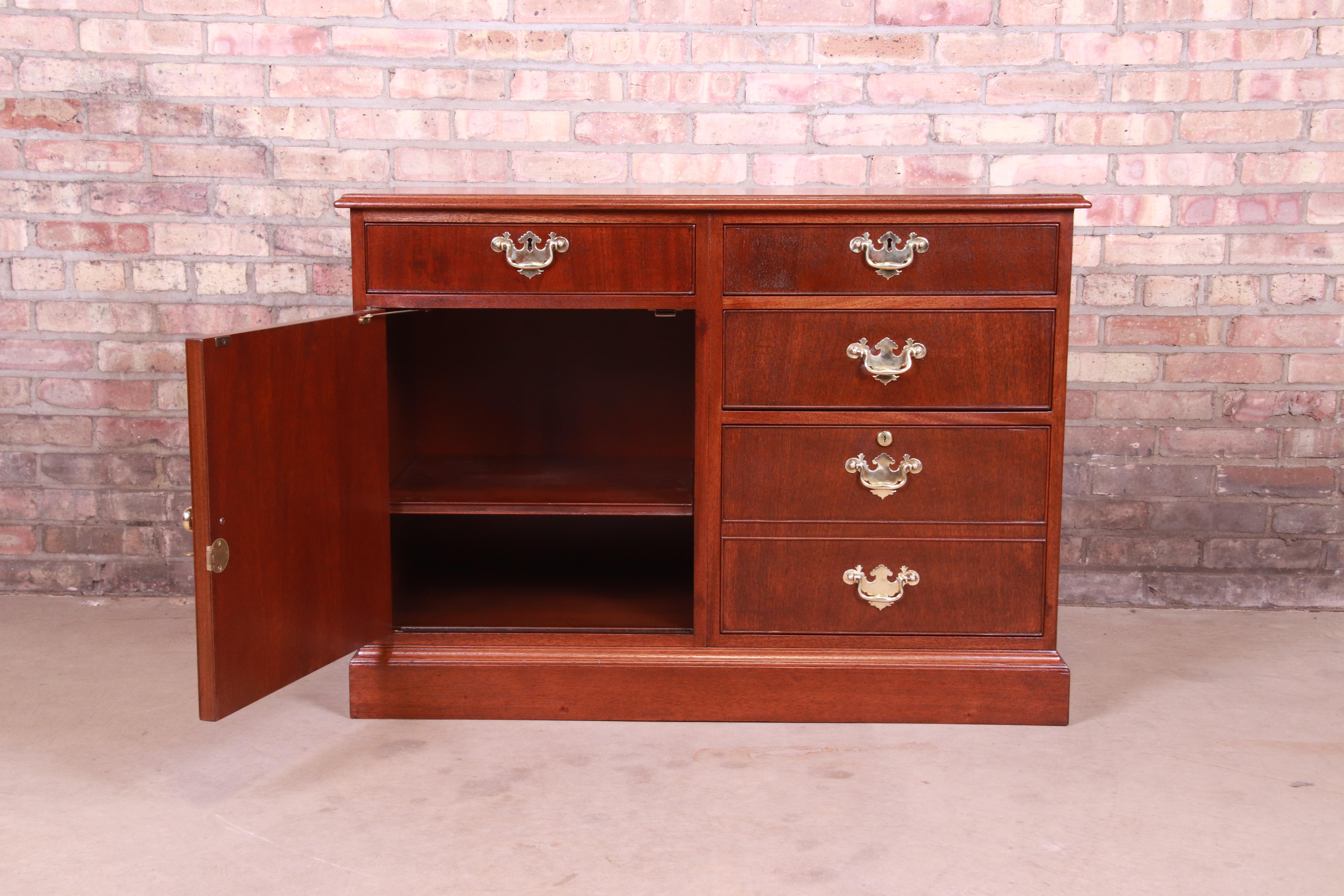 Kittinger American Chippendale Mahogany Credenza or Bar Cabinet, Refinished For Sale 11