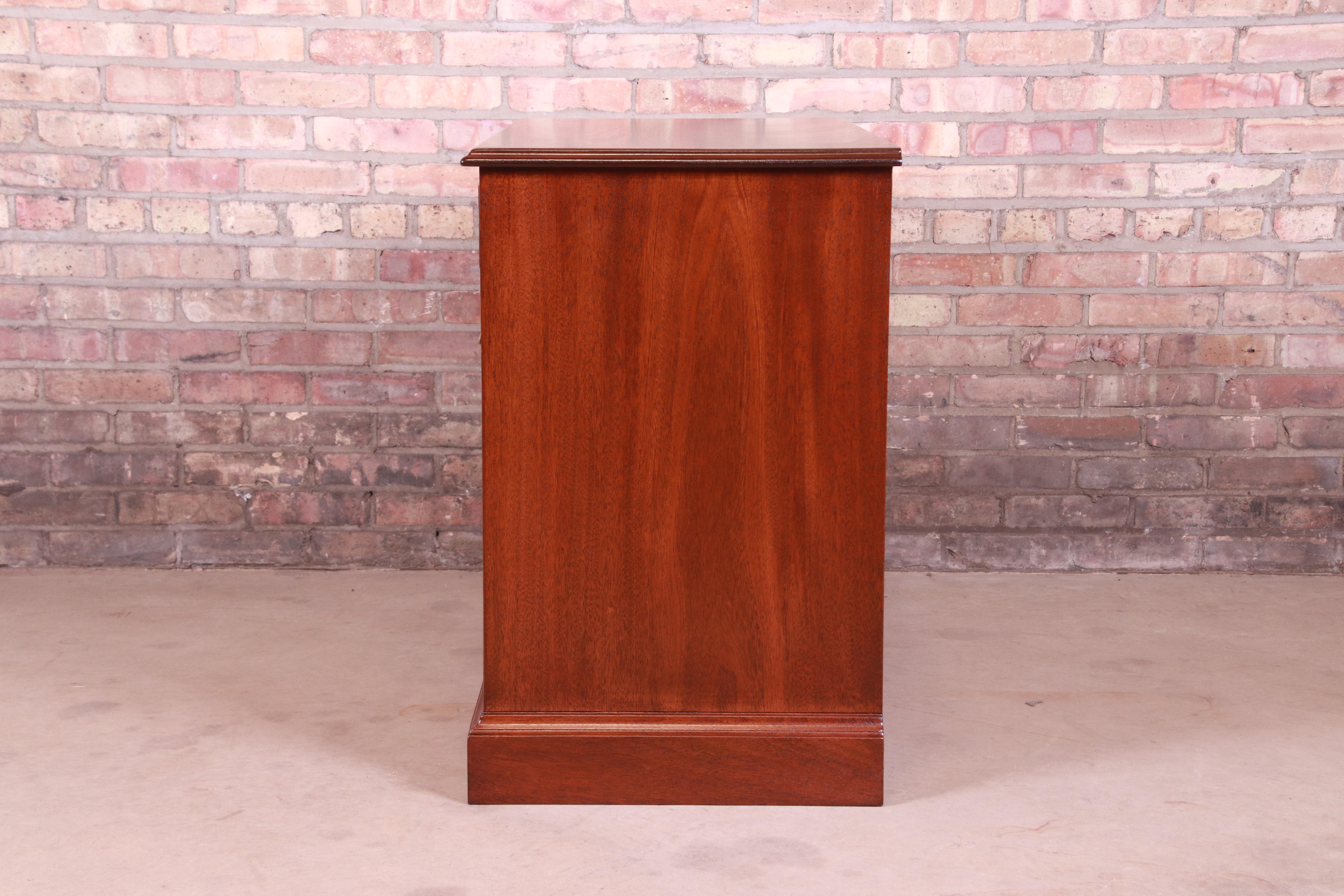 Kittinger American Chippendale Mahogany Credenza or Bar Cabinet, Refinished For Sale 12