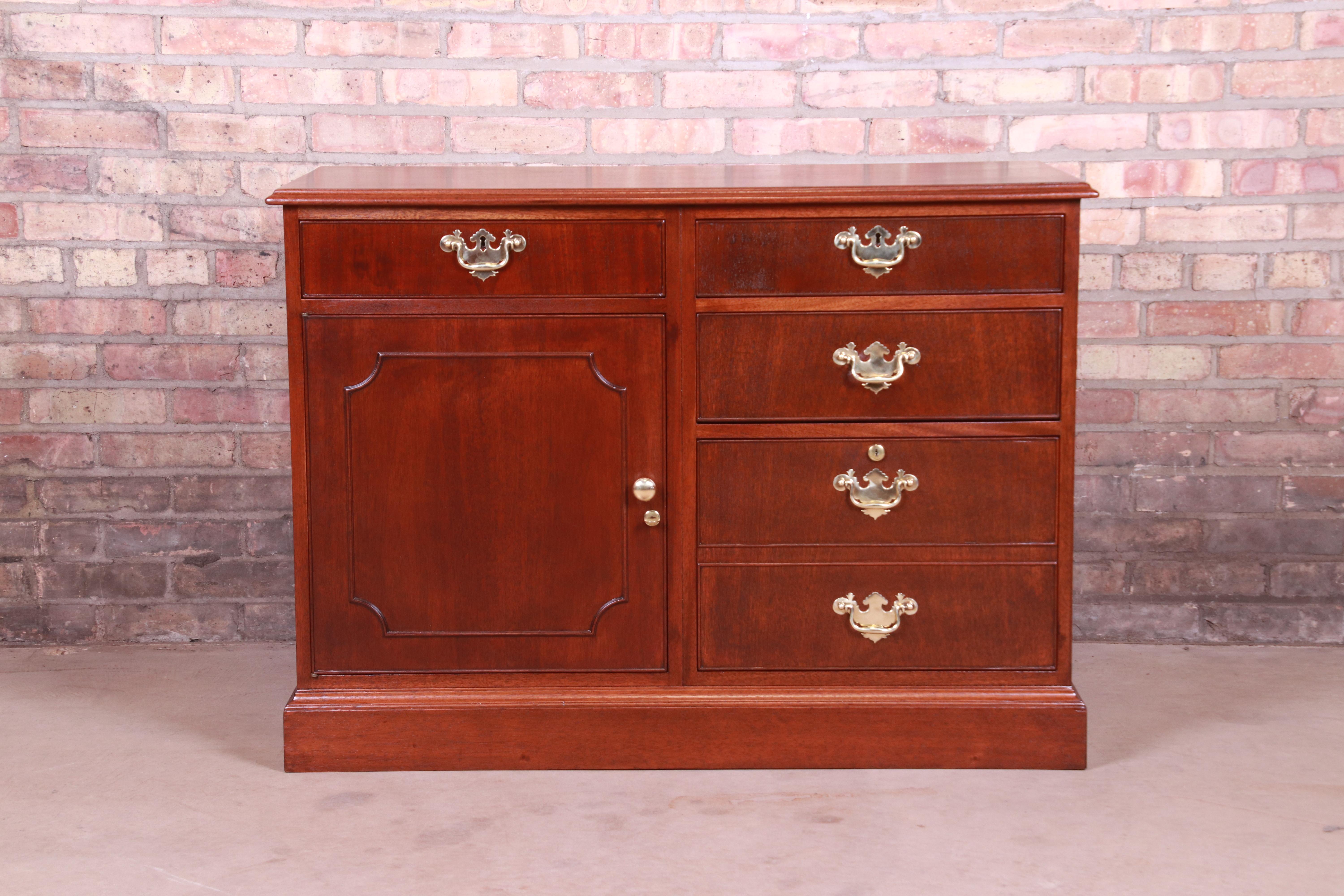 A gorgeous American Chippendale style compact credenza or bar cabinet

By Kittinger

USA, Mid-20th century

Mahogany, with original brass hardware. Cabinet locks, and key is included.

Measures: 42.63