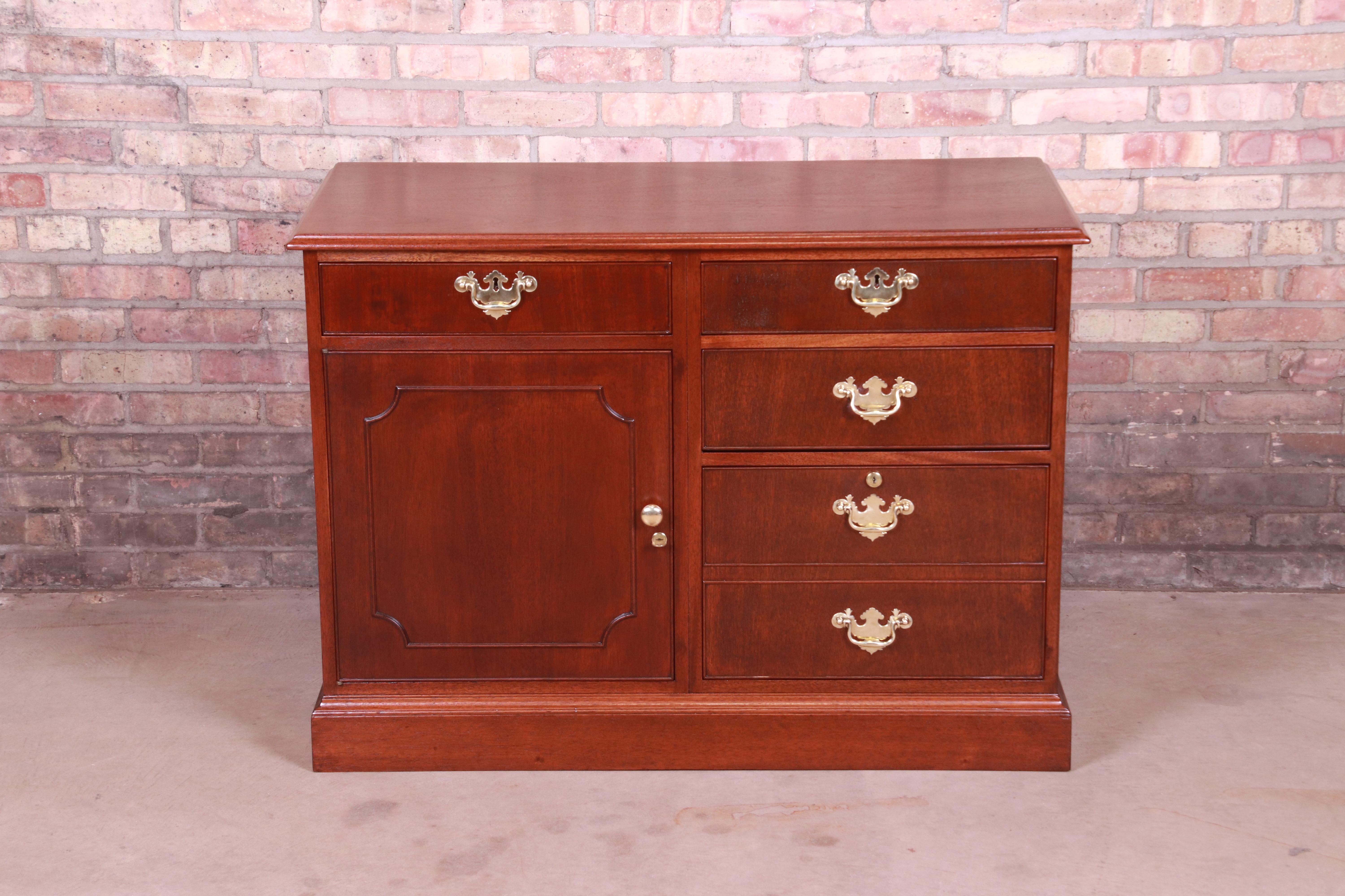 Kittinger American Chippendale Mahogany Credenza or Bar Cabinet, Refinished In Good Condition For Sale In South Bend, IN