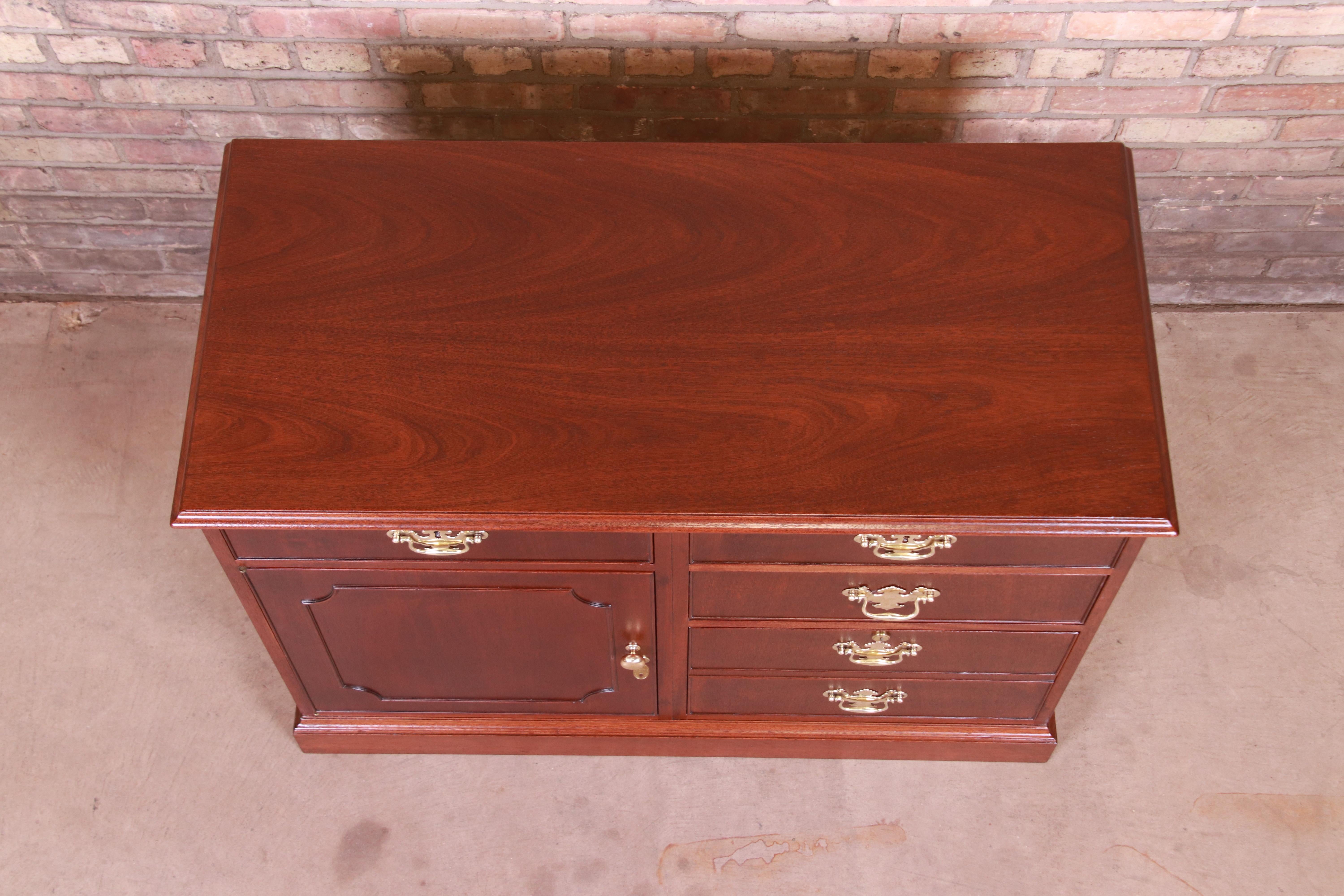 Kittinger American Chippendale Mahogany Credenza or Bar Cabinet, Refinished For Sale 1