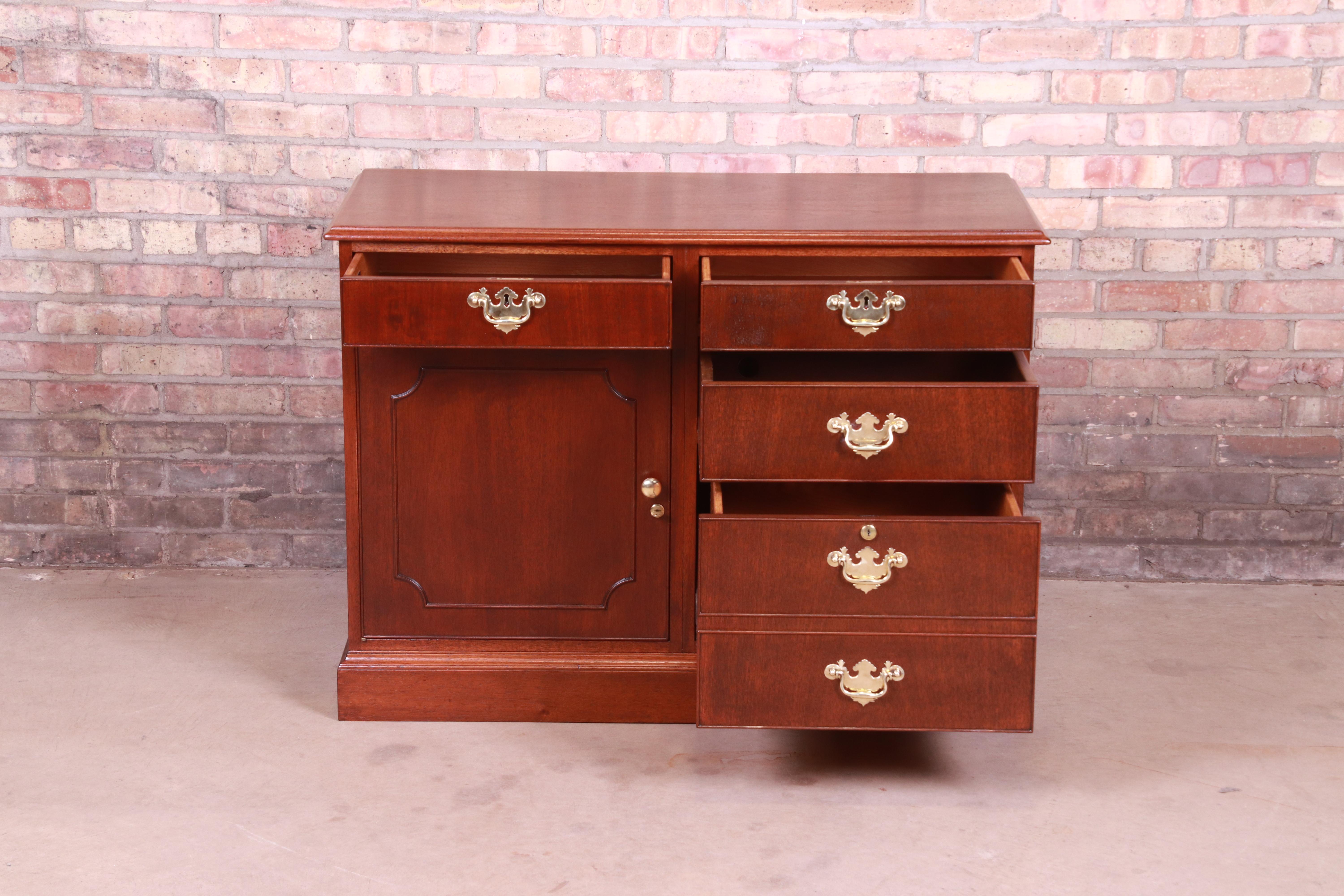 Kittinger American Chippendale Mahogany Credenza or Bar Cabinet, Refinished For Sale 2