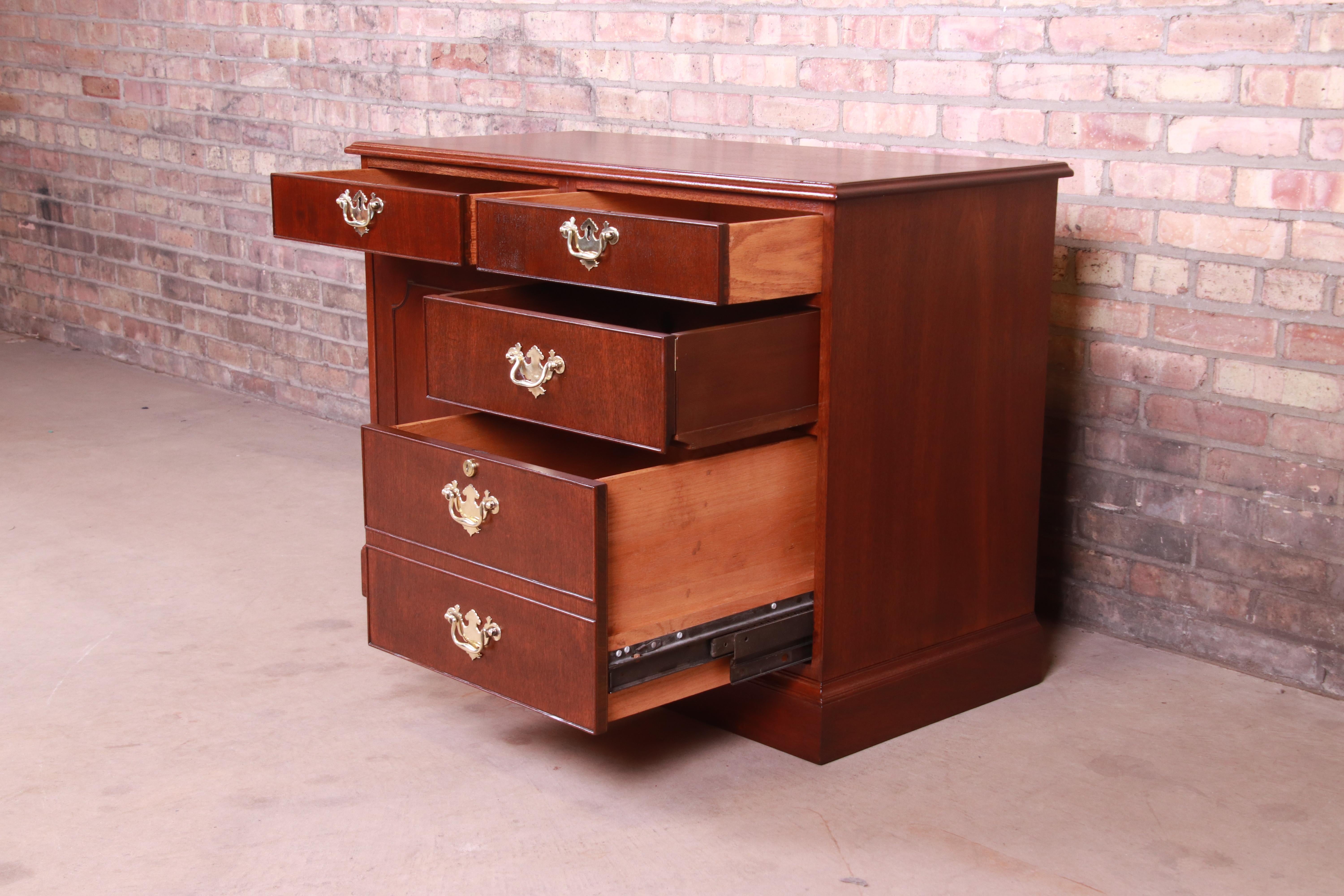 Kittinger American Chippendale Mahogany Credenza or Bar Cabinet, Refinished For Sale 4