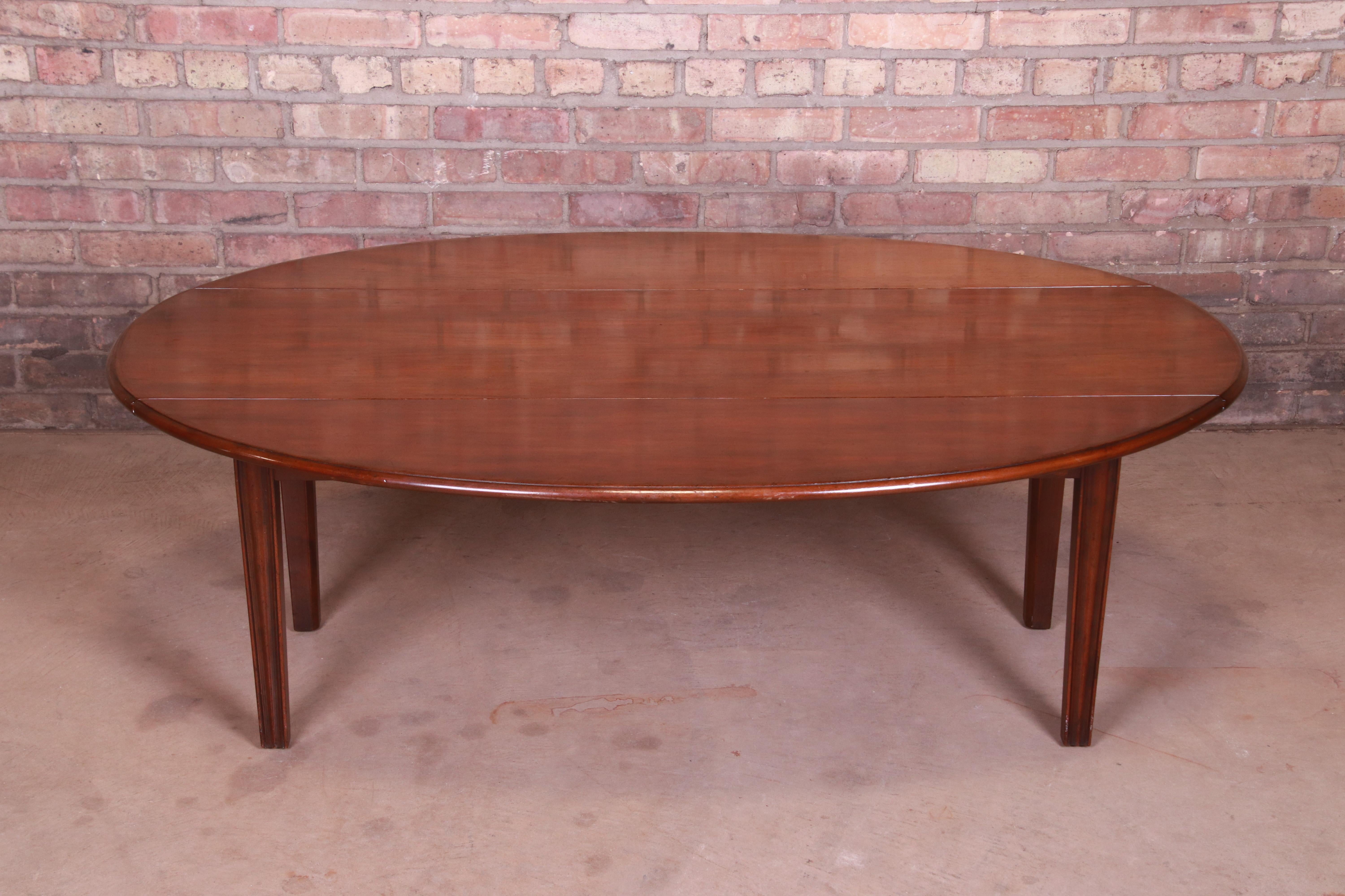 A beautiful American Colonial mahogany drop-leaf coffee table

By Kittinger

USA, mid-20th century

Measures: 54