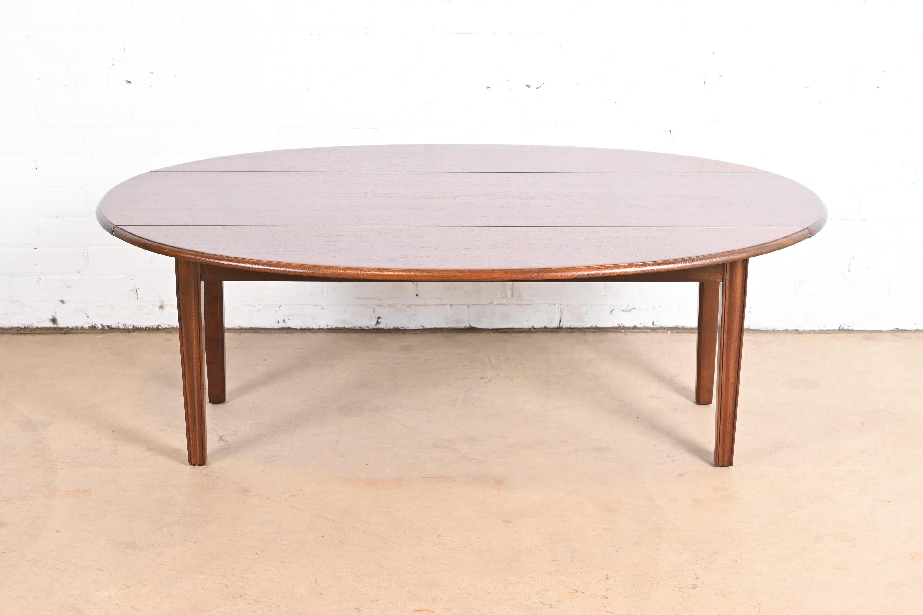 Une belle table basse à abattant en acajou de style colonial américain.

Par Kittinger

États-Unis, milieu du 20e siècle

Mesures : 54