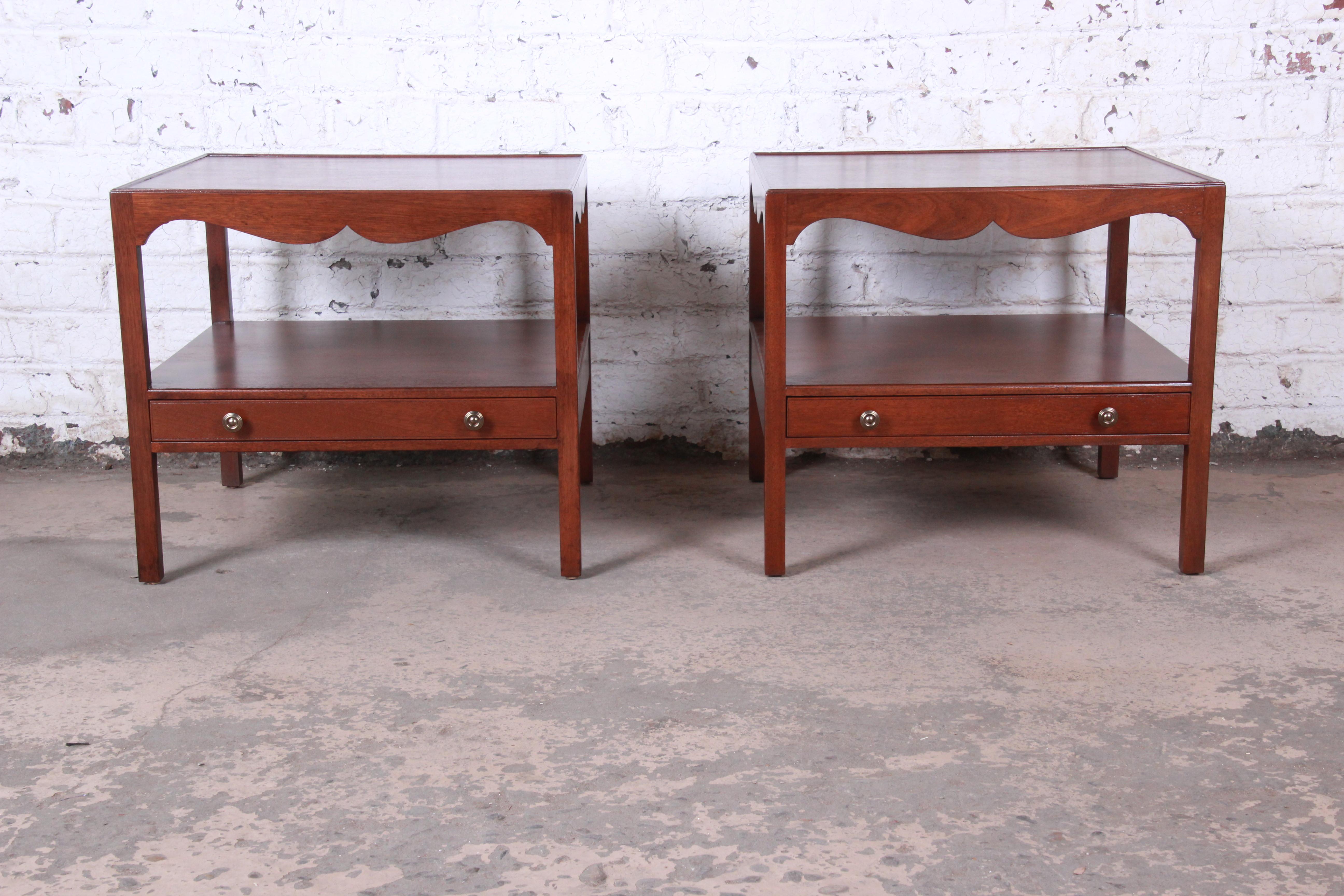 A gorgeous pair of American Colonial style end tables or nightstands

By Kittinger

USA, circa 1960s

Walnut and brass

Measures: 26