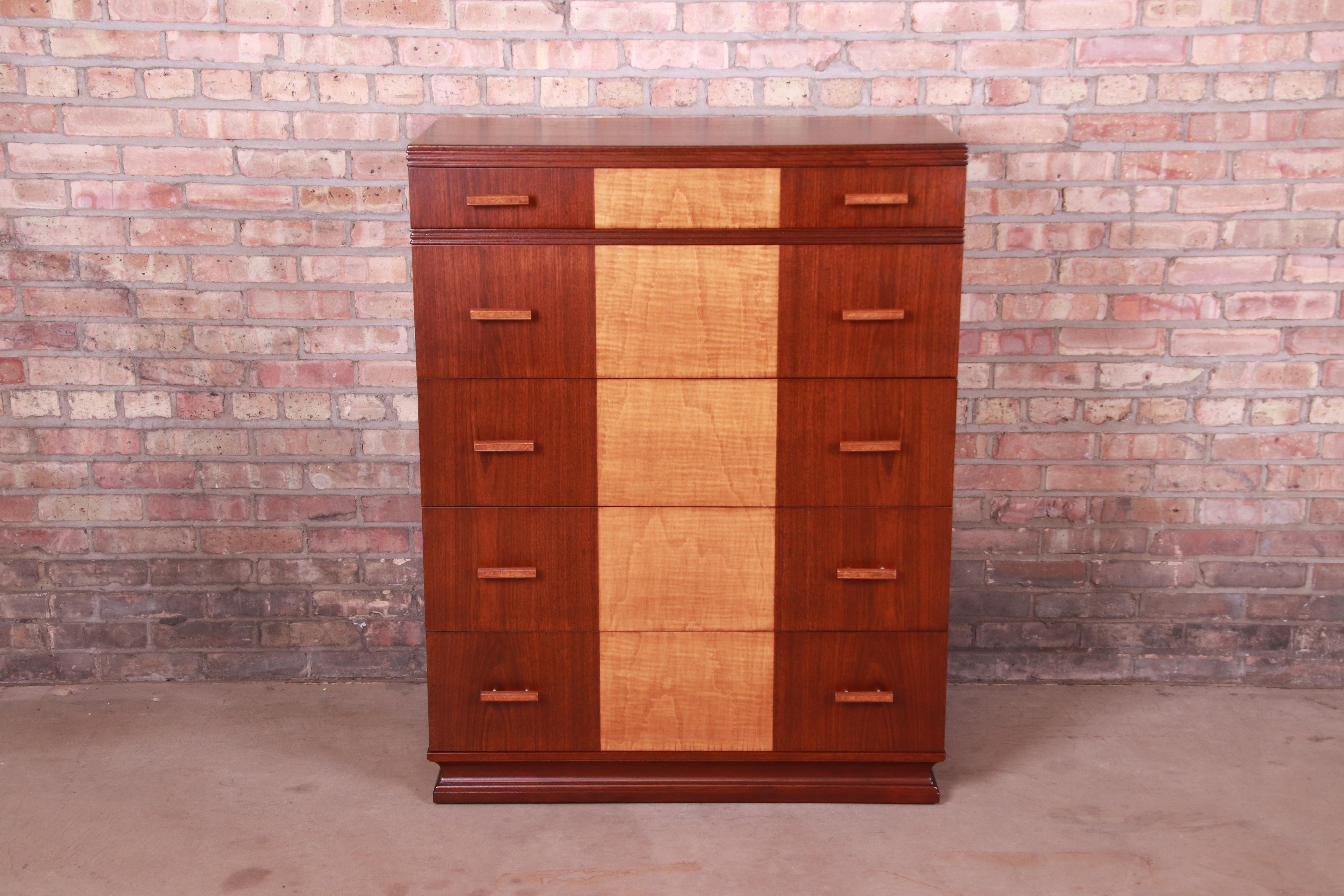 A stunning Art Deco period five-drawer highboy dresser or chest of drawers

By Kittinger

USA, Circa 1930s

Walnut, with inlaid maple.

Measures: 36.25